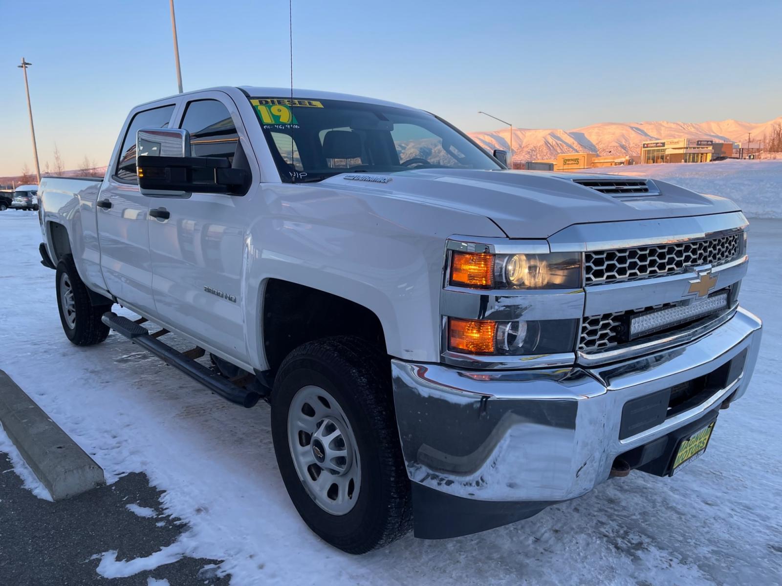 2019 White /Gray Chevrolet Silverado 3500HD Crew Cab 4WD (1GC4KVEY4KF) with an 6.6L V8 OHV 32V TURBO DIESEL engine, 6A transmission, located at 1960 Industrial Drive, Wasilla, 99654, (907) 376-5555, 61.573475, -149.400146 - Photo #5
