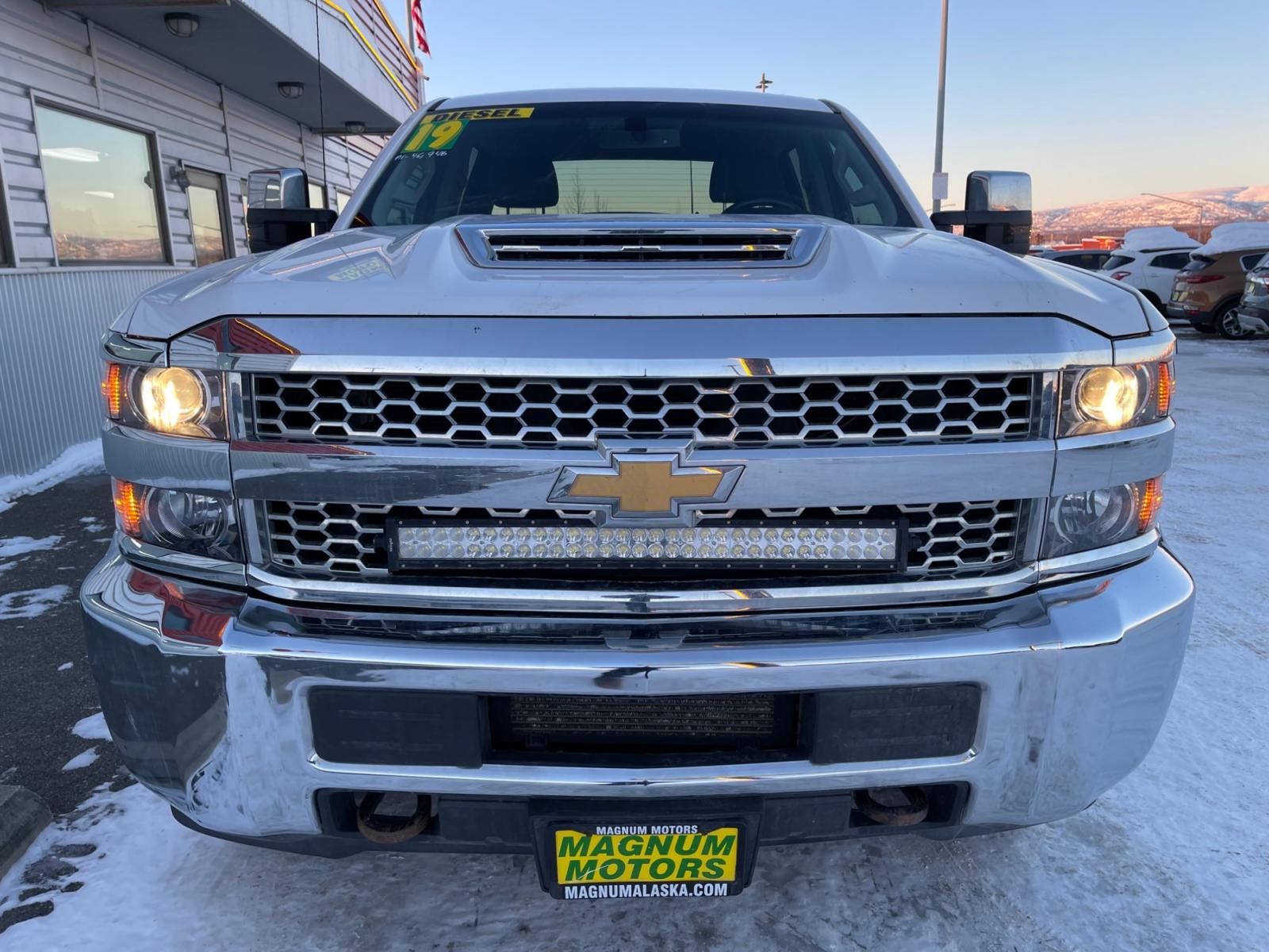 2019 White /Gray Chevrolet Silverado 3500HD Crew Cab 4WD (1GC4KVEY4KF) with an 6.6L V8 OHV 32V TURBO DIESEL engine, 6A transmission, located at 1960 Industrial Drive, Wasilla, 99654, (907) 376-5555, 61.573475, -149.400146 - Photo #6