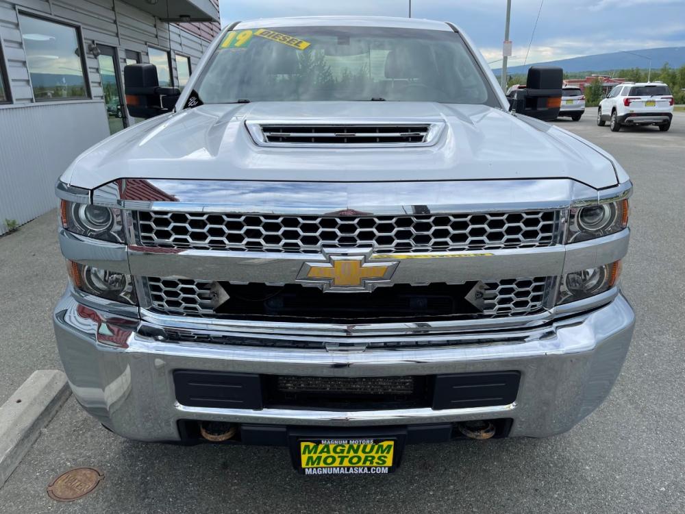 2019 White /Gray Chevrolet Silverado 3500HD Crew Cab 4WD (1GC4KVEY4KF) with an 6.6L V8 OHV 32V TURBO DIESEL engine, 6A transmission, located at 44152 Sterling Highway, Soldotna, 99669, (907) 262-5555, 60.484917, -151.062408 - Photo #6