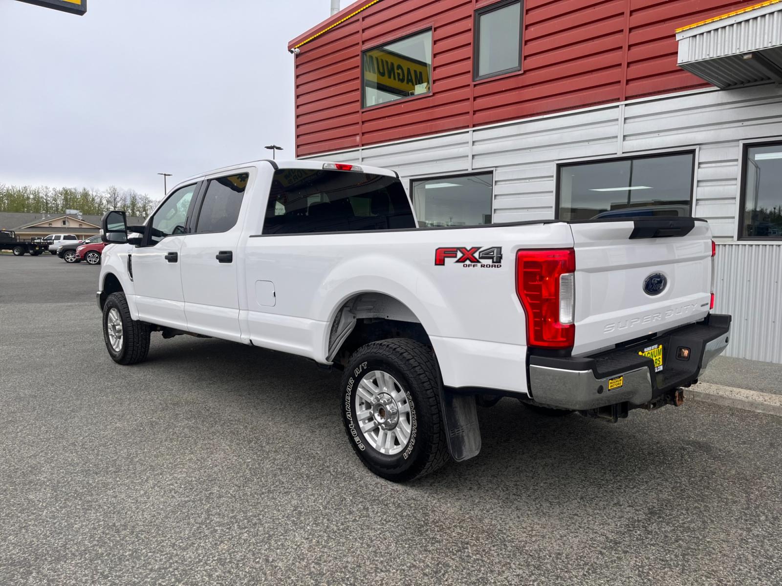 2017 White /gray Ford F-350 SD XLT Crew Cab 4WD (1FT8W3B60HE) with an 6.2L V8 OHV 16V engine, 6A transmission, located at 1960 Industrial Drive, Wasilla, 99654, (907) 376-5555, 61.573475, -149.400146 - Photo #3
