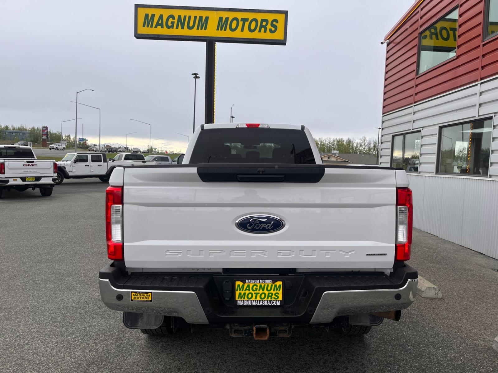 2017 White /gray Ford F-350 SD XLT Crew Cab 4WD (1FT8W3B60HE) with an 6.2L V8 OHV 16V engine, 6A transmission, located at 1960 Industrial Drive, Wasilla, 99654, (907) 376-5555, 61.573475, -149.400146 - Photo #4