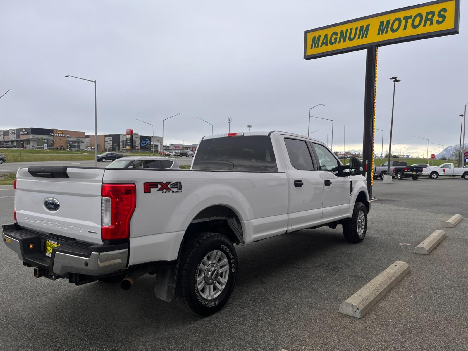 2017 White /gray Ford F-350 SD XLT Crew Cab 4WD (1FT8W3B60HE) with an 6.2L V8 OHV 16V engine, 6A transmission, located at 1960 Industrial Drive, Wasilla, 99654, (907) 376-5555, 61.573475, -149.400146 - Photo #5