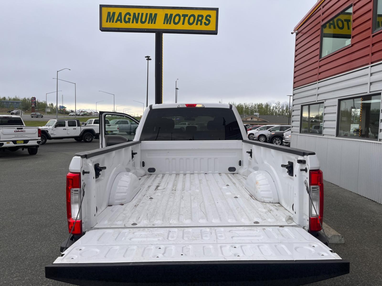 2017 White /gray Ford F-350 SD XLT Crew Cab 4WD (1FT8W3B60HE) with an 6.2L V8 OHV 16V engine, 6A transmission, located at 1960 Industrial Drive, Wasilla, 99654, (907) 376-5555, 61.573475, -149.400146 - Photo #14