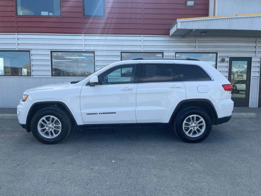 2019 White Jeep Grand Cherokee Laredo 4WD (1C4RJFAG5KC) with an 3.6L V6 DOHC 24V engine, 8A transmission, located at 44152 Sterling Highway, Soldotna, 99669, (907) 262-5555, 60.484917, -151.062408 - Photo #1