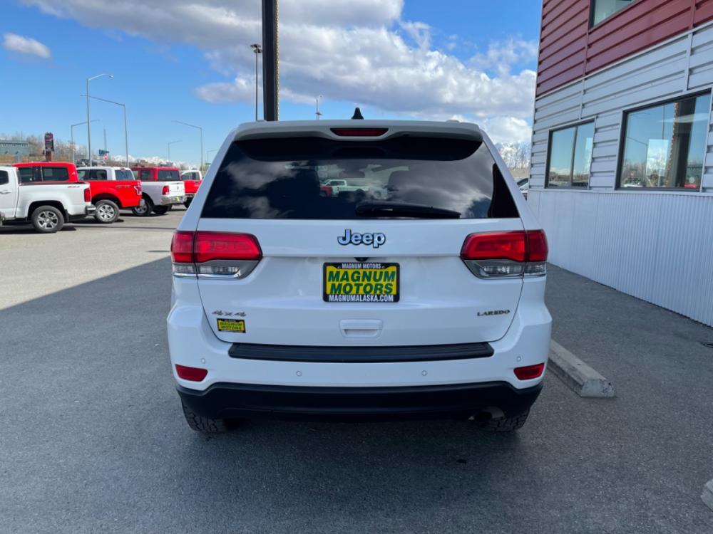 2019 White Jeep Grand Cherokee Laredo 4WD (1C4RJFAG5KC) with an 3.6L V6 DOHC 24V engine, 8A transmission, located at 44152 Sterling Highway, Soldotna, 99669, (907) 262-5555, 60.484917, -151.062408 - Photo #3