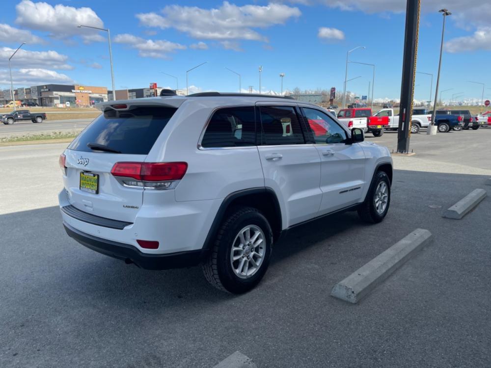 2019 White Jeep Grand Cherokee Laredo 4WD (1C4RJFAG5KC) with an 3.6L V6 DOHC 24V engine, 8A transmission, located at 44152 Sterling Highway, Soldotna, 99669, (907) 262-5555, 60.484917, -151.062408 - Photo #4