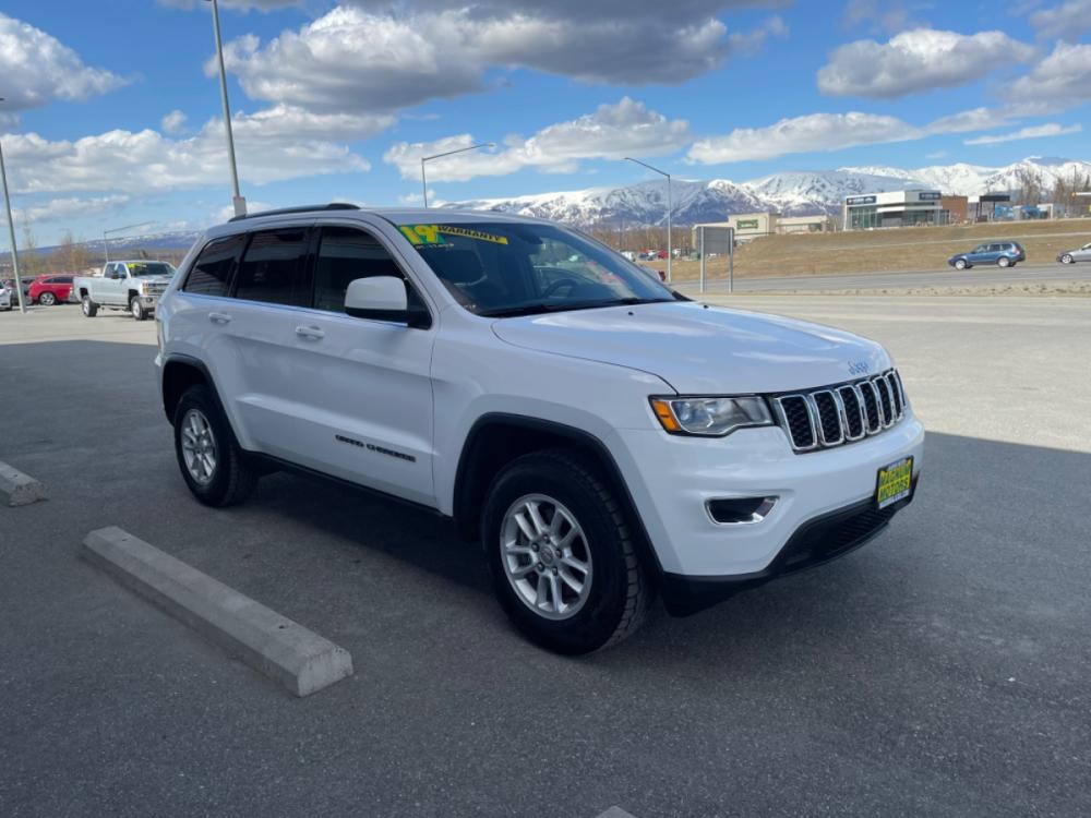2019 White Jeep Grand Cherokee Laredo 4WD (1C4RJFAG5KC) with an 3.6L V6 DOHC 24V engine, 8A transmission, located at 44152 Sterling Highway, Soldotna, 99669, (907) 262-5555, 60.484917, -151.062408 - Photo #5