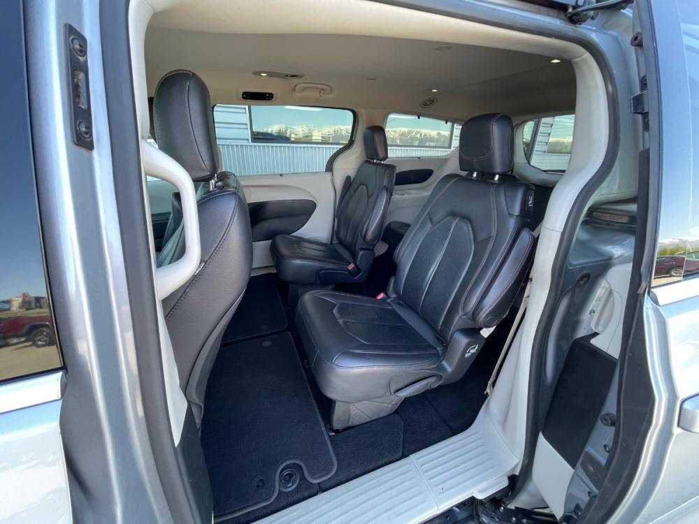 2019 Silver /Black Chrysler Pacifica Touring-L (2C4RC1BG4KR) with an 3.6L V6 DOHC 24V engine, 9A transmission, located at 1960 Industrial Drive, Wasilla, 99654, (907) 376-5555, 61.573475, -149.400146 - Photo #10