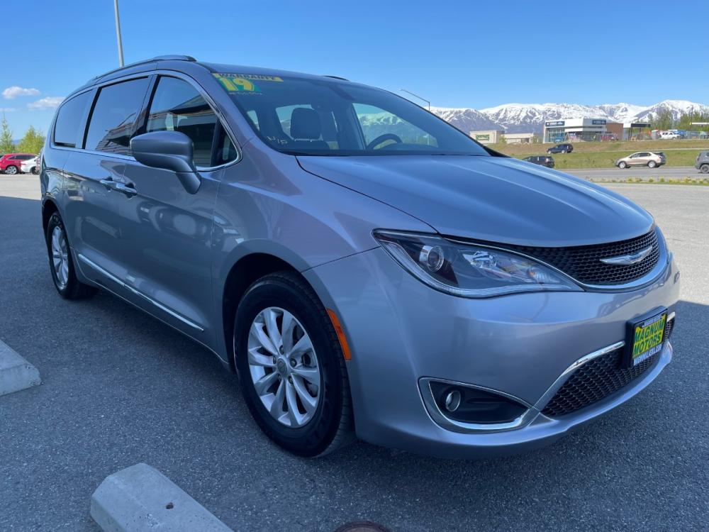 2019 Silver /Black Chrysler Pacifica Touring-L (2C4RC1BG4KR) with an 3.6L V6 DOHC 24V engine, 9A transmission, located at 1960 Industrial Drive, Wasilla, 99654, (907) 376-5555, 61.573475, -149.400146 - Photo #6