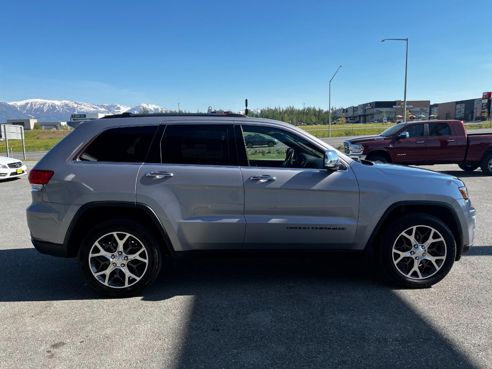 2019 Silver Jeep Grand Cherokee Limited 4WD (1C4RJFBG1KC) with an 3.6L V6 DOHC 24V engine, 8A transmission, located at 44152 Sterling Highway, Soldotna, 99669, (907) 262-5555, 60.484917, -151.062408 - Photo #5