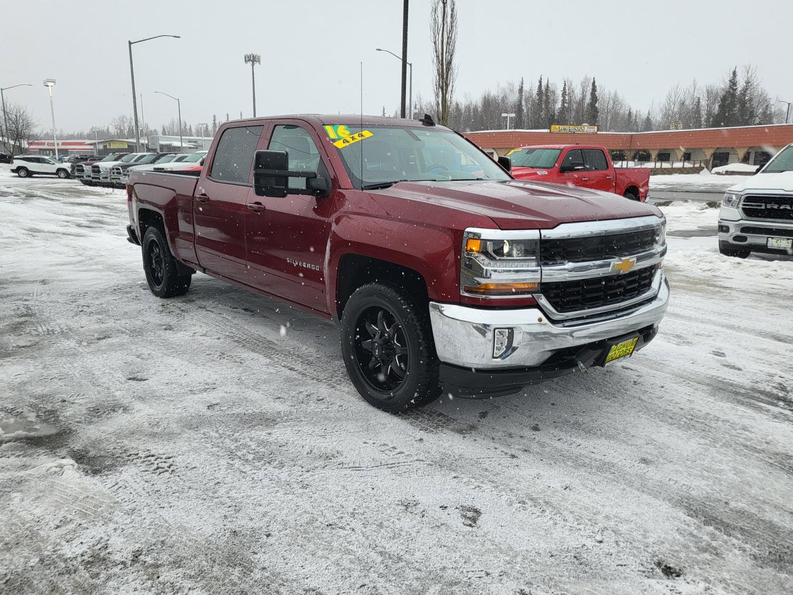 2016 Red /Black Chevrolet Silverado 1500 LT Crew Cab 4WD (3GCUKREC2GG) with an 5.3L V8 OHV 16V engine, 6A transmission, located at 44152 Sterling Highway, Soldotna, 99669, (907) 262-5555, 60.484917, -151.062408 - Photo #7