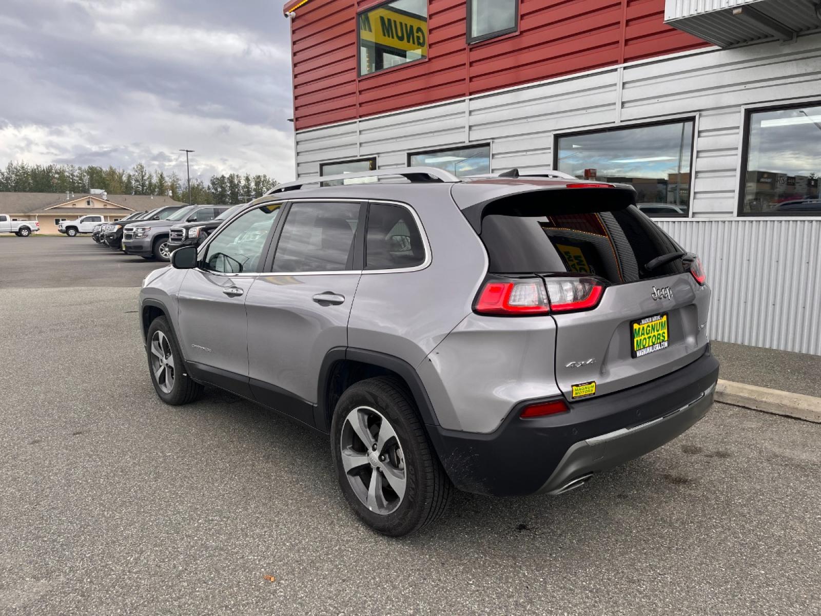 2020 Jeep Cherokee Limited 4WD (1C4PJMDXXLD) with an 3.2L V6 DOHC 24V engine, 9A transmission, located at 44152 Sterling Highway, Soldotna, 99669, (907) 262-5555, 60.484917, -151.062408 - Photo #3