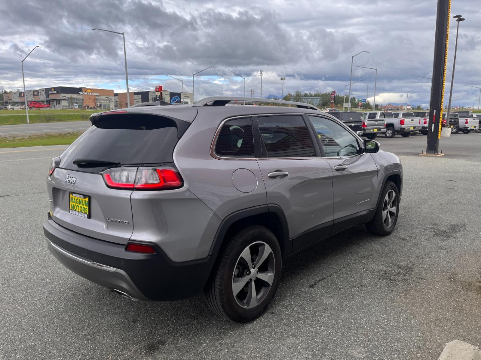 2020 Jeep Cherokee Limited 4WD (1C4PJMDXXLD) with an 3.2L V6 DOHC 24V engine, 9A transmission, located at 44152 Sterling Highway, Soldotna, 99669, (907) 262-5555, 60.484917, -151.062408 - Photo #5
