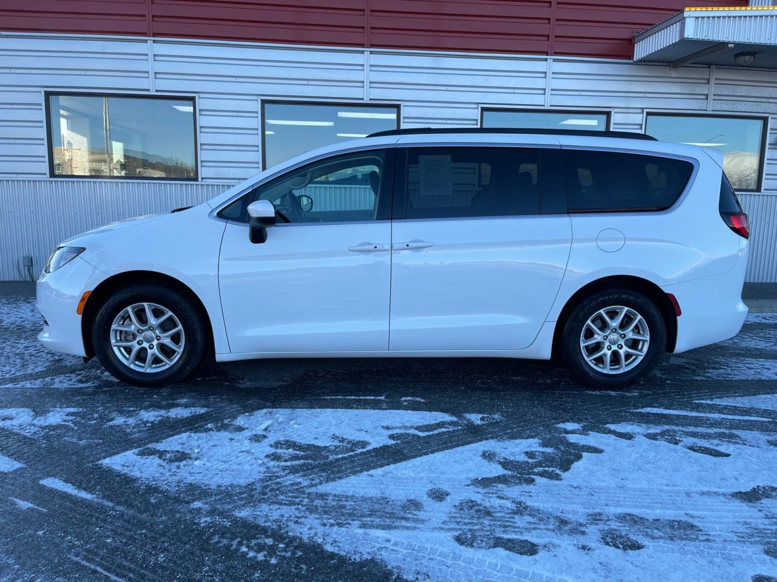 2020 White /Black Chrysler Voyager LXI (2C4RC1DG2LR) with an 3.6L V6 DOHC 24V engine, 9A transmission, located at 1960 Industrial Drive, Wasilla, 99654, (907) 376-5555, 61.573475, -149.400146 - Photo #2