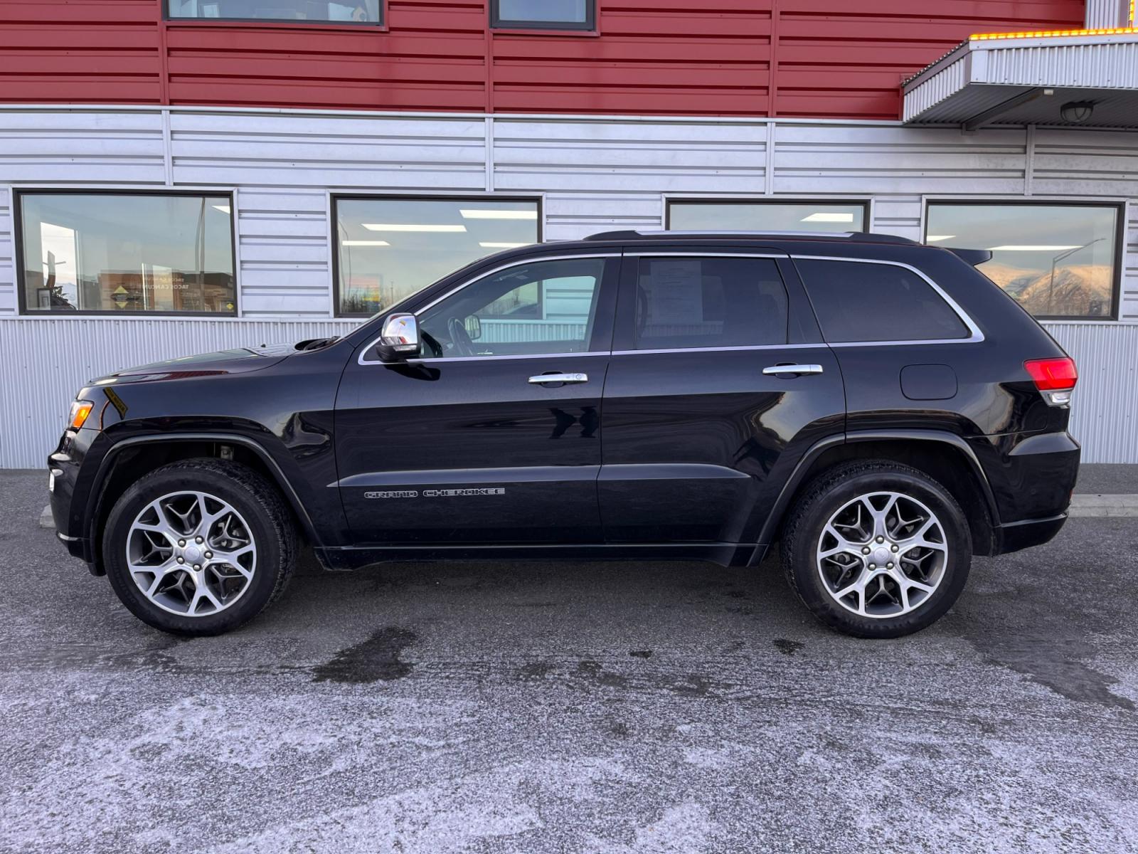 2020 Jeep Grand Cherokee Overland 4WD (1C4RJFCG3LC) with an 3.6L V6 DOHC 24V engine, 8A transmission, located at 1960 Industrial Drive, Wasilla, 99654, (907) 376-5555, 61.573475, -149.400146 - Photo #1