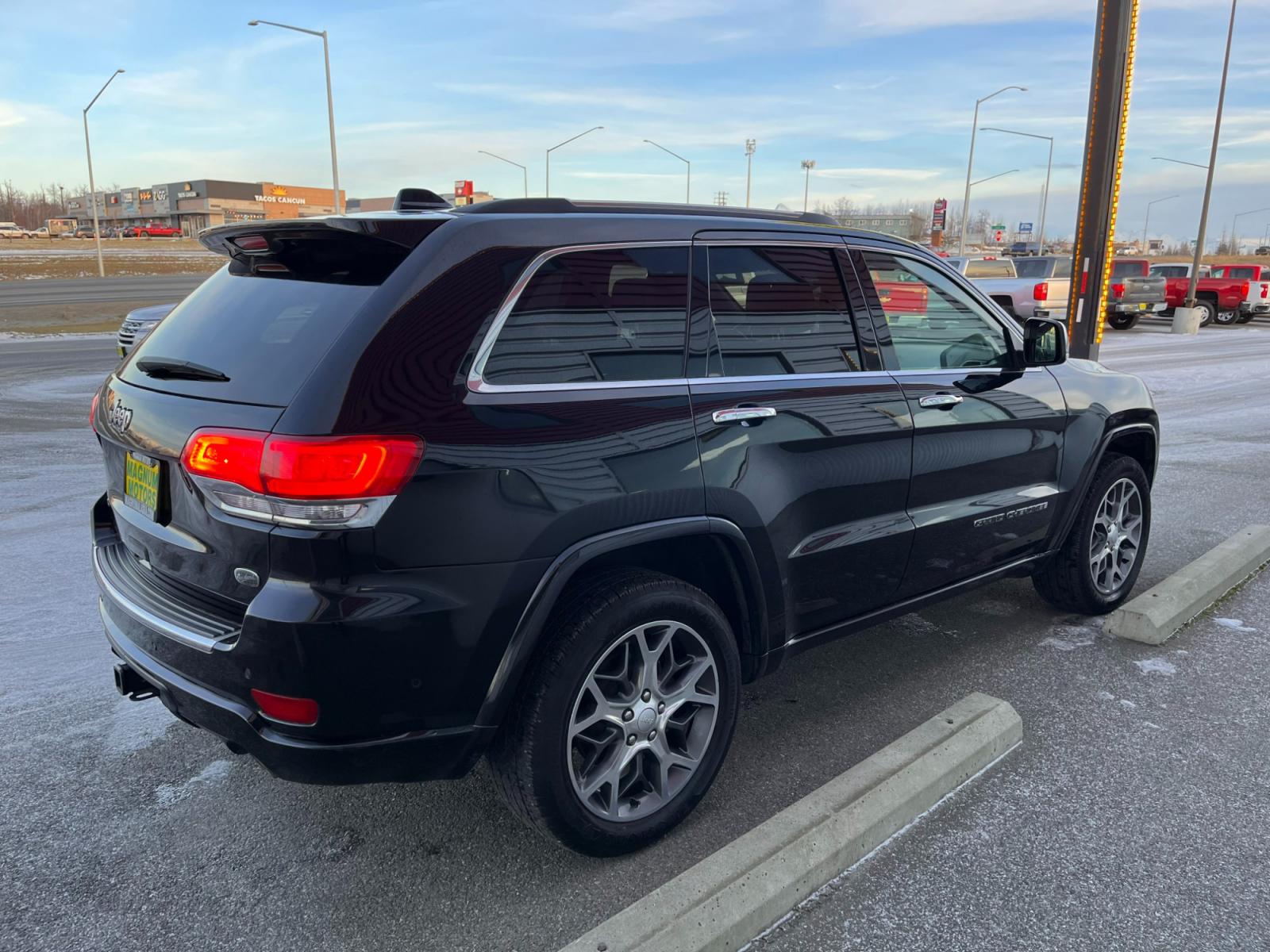 2020 Jeep Grand Cherokee Overland 4WD (1C4RJFCG3LC) with an 3.6L V6 DOHC 24V engine, 8A transmission, located at 1960 Industrial Drive, Wasilla, 99654, (907) 376-5555, 61.573475, -149.400146 - Photo #4