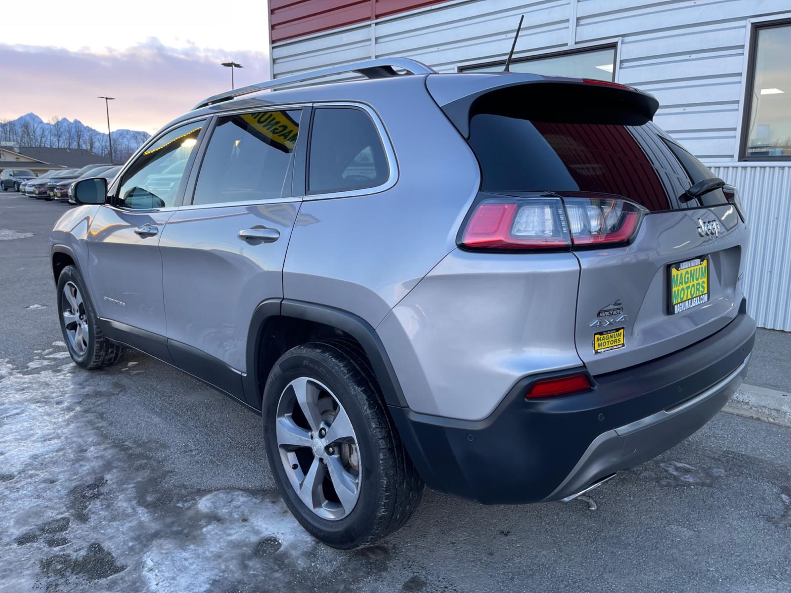 2019 Gray /Black Jeep Cherokee Limited 4WD (1C4PJMDX6KD) with an 3.2L V6 DOHC 24V engine, 9A transmission, located at 1960 Industrial Drive, Wasilla, 99654, (907) 376-5555, 61.573475, -149.400146 - Photo #3