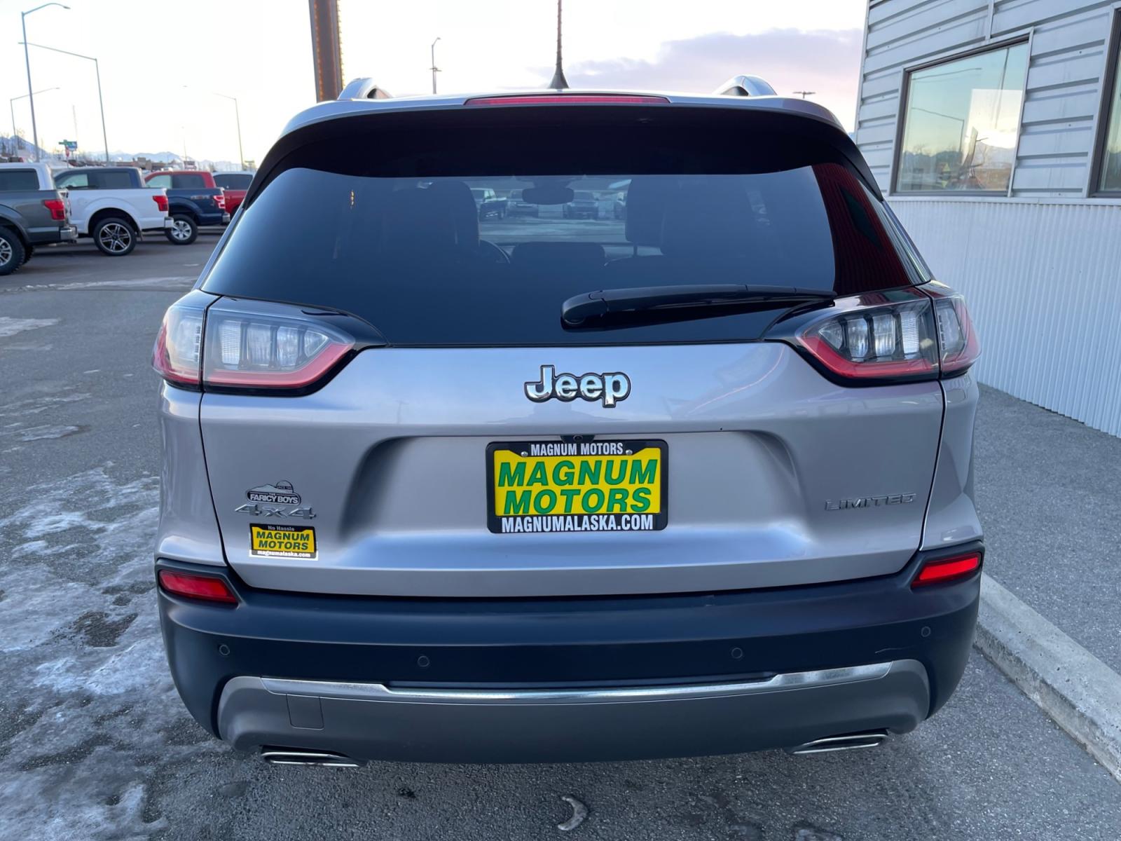 2019 Gray /Black Jeep Cherokee Limited 4WD (1C4PJMDX6KD) with an 3.2L V6 DOHC 24V engine, 9A transmission, located at 1960 Industrial Drive, Wasilla, 99654, (907) 376-5555, 61.573475, -149.400146 - Photo #4