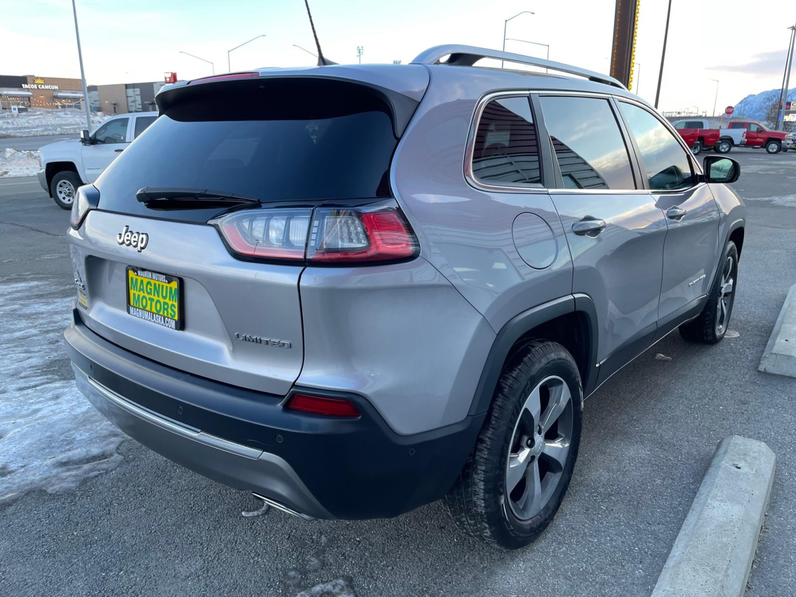 2019 Gray /Black Jeep Cherokee Limited 4WD (1C4PJMDX6KD) with an 3.2L V6 DOHC 24V engine, 9A transmission, located at 1960 Industrial Drive, Wasilla, 99654, (907) 376-5555, 61.573475, -149.400146 - Photo #5
