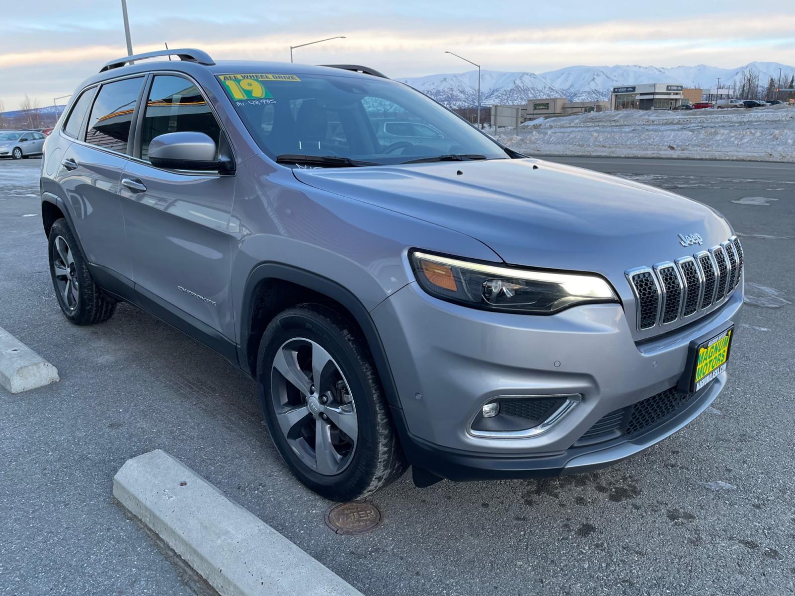 2019 Gray /Black Jeep Cherokee Limited 4WD (1C4PJMDX6KD) with an 3.2L V6 DOHC 24V engine, 9A transmission, located at 1960 Industrial Drive, Wasilla, 99654, (907) 376-5555, 61.573475, -149.400146 - Photo #6