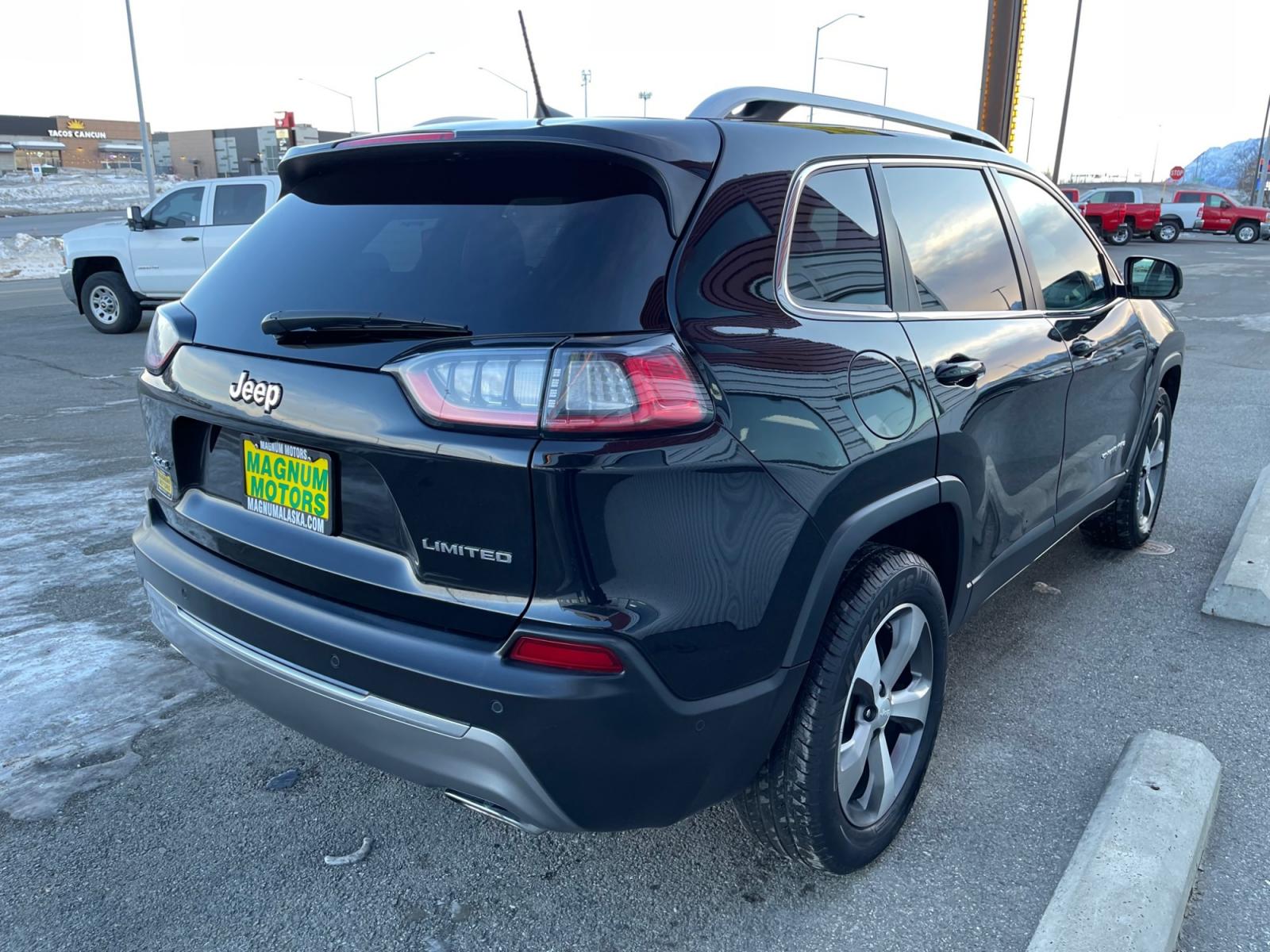 2021 Black /Black Jeep Cherokee Limited 4WD (1C4PJMDX5MD) with an 3.2L V6 DOHC 24V engine, 9A transmission, located at 1960 Industrial Drive, Wasilla, 99654, (907) 376-5555, 61.573475, -149.400146 - Photo #5