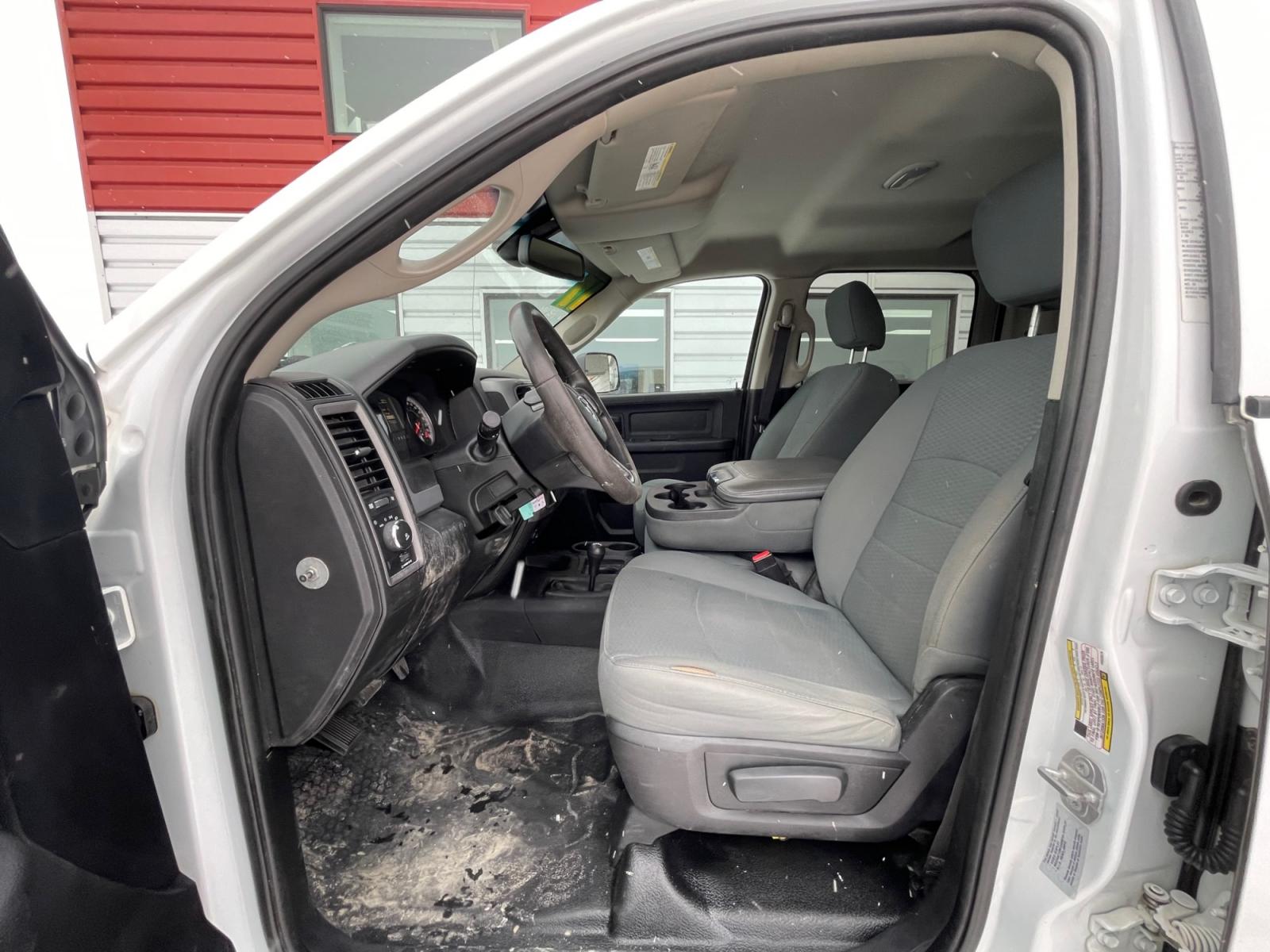 2017 White /Gray RAM 5500 Crew Cab LWB 4WD DRW (3C7WRNFJ5HG) with an 6.4L V8 OHV 16V engine, Automatic transmission, located at 44152 Sterling Highway, Soldotna, 99669, (907) 262-5555, 60.484917, -151.062408 - Photo #7