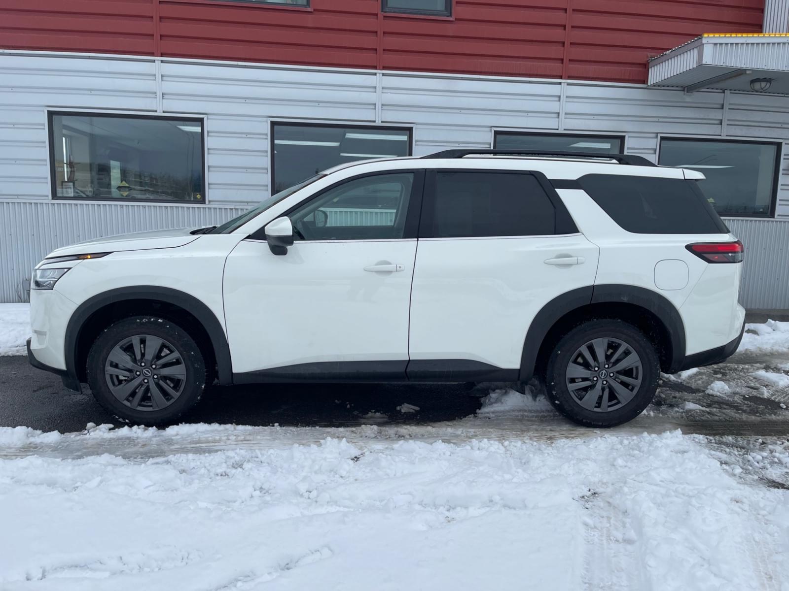 2022 White /Black Nissan Pathfinder SV 4WD (5N1DR3BC8NC) with an 3.5L V6 DOHC 24V engine, CVT transmission, located at 1960 Industrial Drive, Wasilla, 99654, (907) 376-5555, 61.573475, -149.400146 - Photo #2
