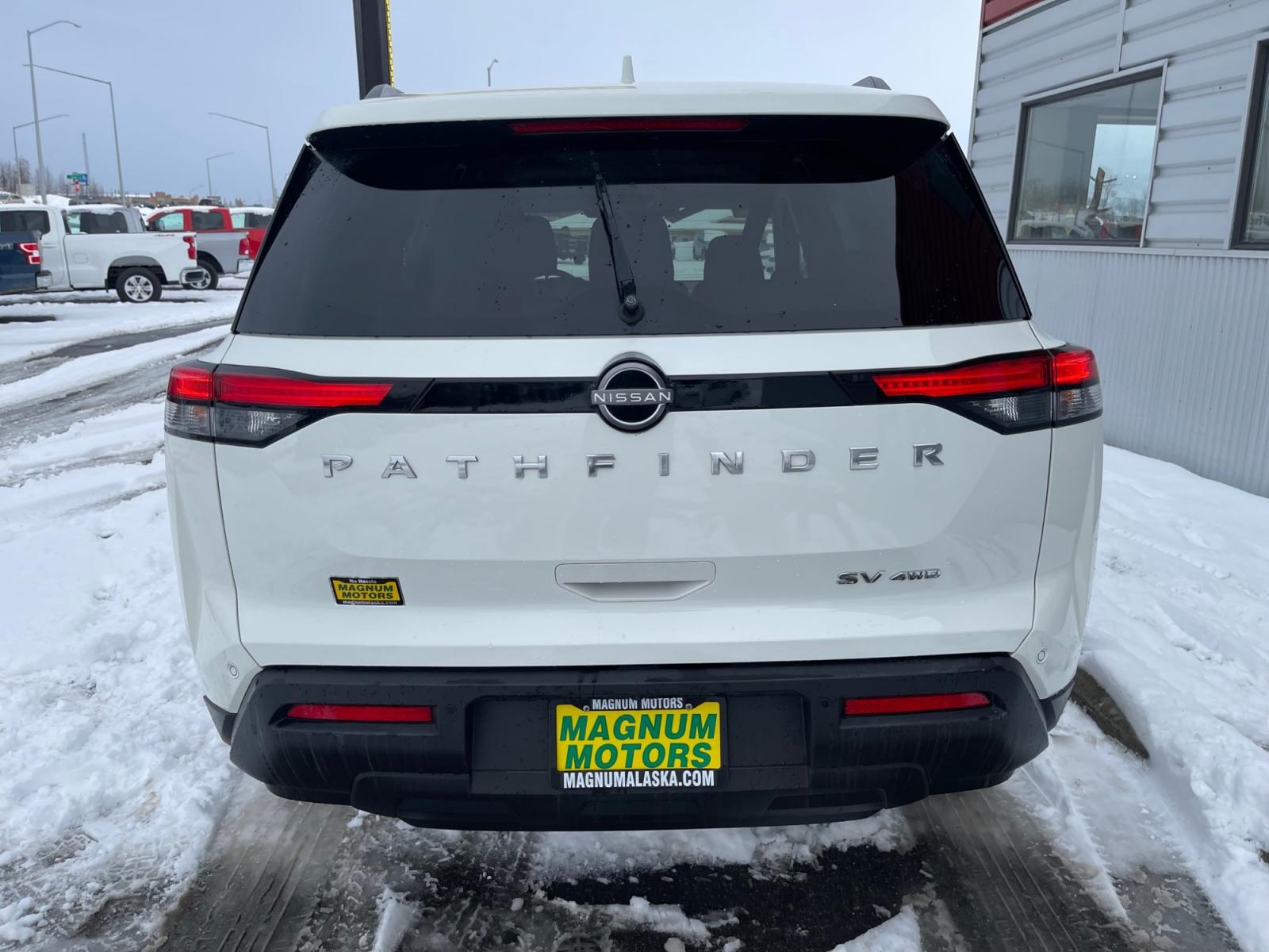 2022 White /Black Nissan Pathfinder SV 4WD (5N1DR3BC8NC) with an 3.5L V6 DOHC 24V engine, CVT transmission, located at 1960 Industrial Drive, Wasilla, 99654, (907) 376-5555, 61.573475, -149.400146 - Photo #4