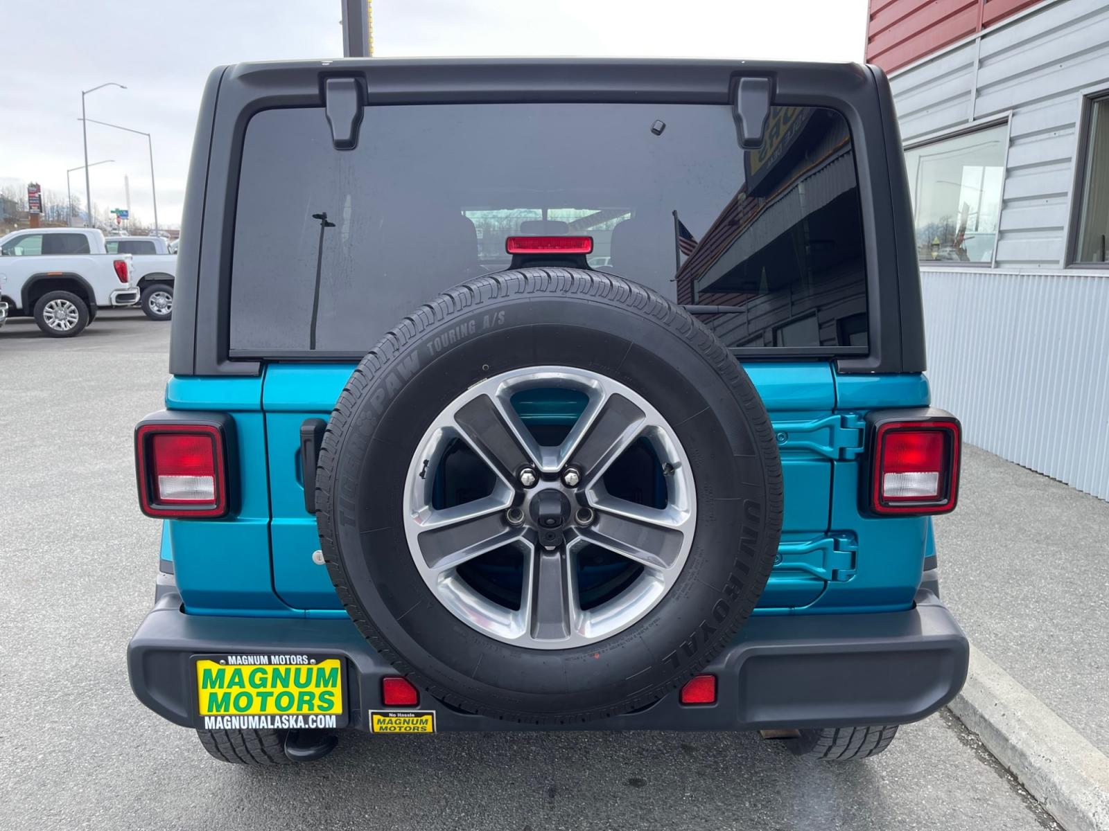2020 Teal /Black Jeep Wrangler Unlimited Sahara (1C4HJXENXLW) with an 2.0L L4 DOHC 16V TURBO engine, 6A transmission, located at 1960 Industrial Drive, Wasilla, 99654, (907) 376-5555, 61.573475, -149.400146 - Photo #4