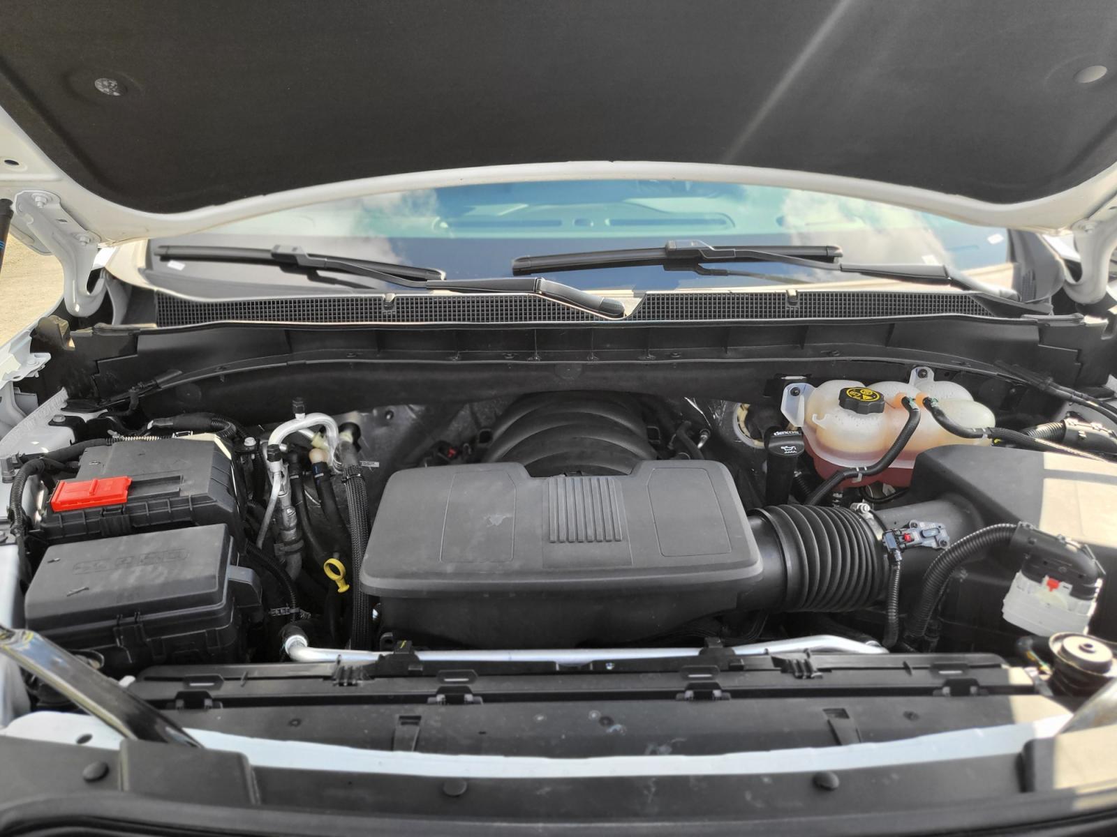 2022 White /black Chevrolet Suburban Z71 (1GNSKDKDXNR) with an 5.3L V8 OHV 16V engine, 10A transmission, located at 44152 Sterling Highway, Soldotna, 99669, (907) 262-5555, 60.484917, -151.062408 - Photo #10