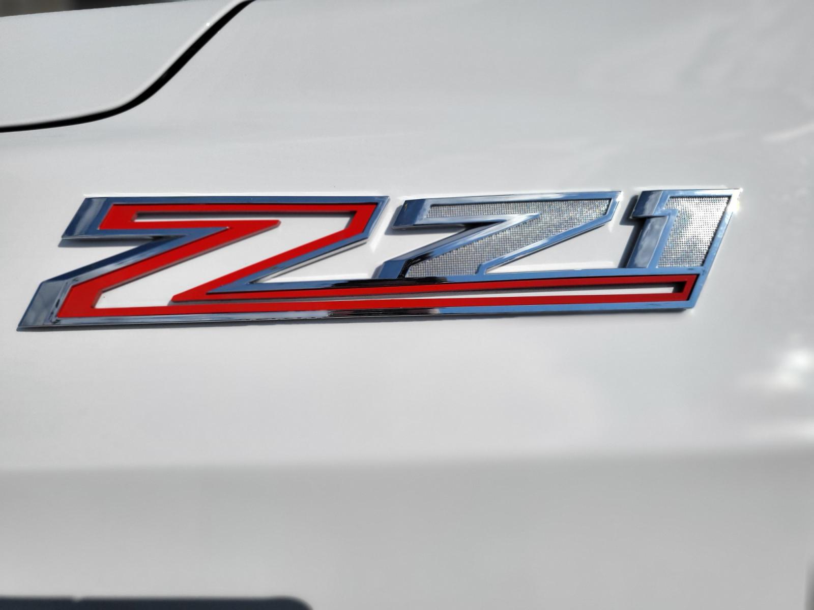 2022 White /black Chevrolet Suburban Z71 (1GNSKDKDXNR) with an 5.3L V8 OHV 16V engine, 10A transmission, located at 44152 Sterling Highway, Soldotna, 99669, (907) 262-5555, 60.484917, -151.062408 - Photo #8