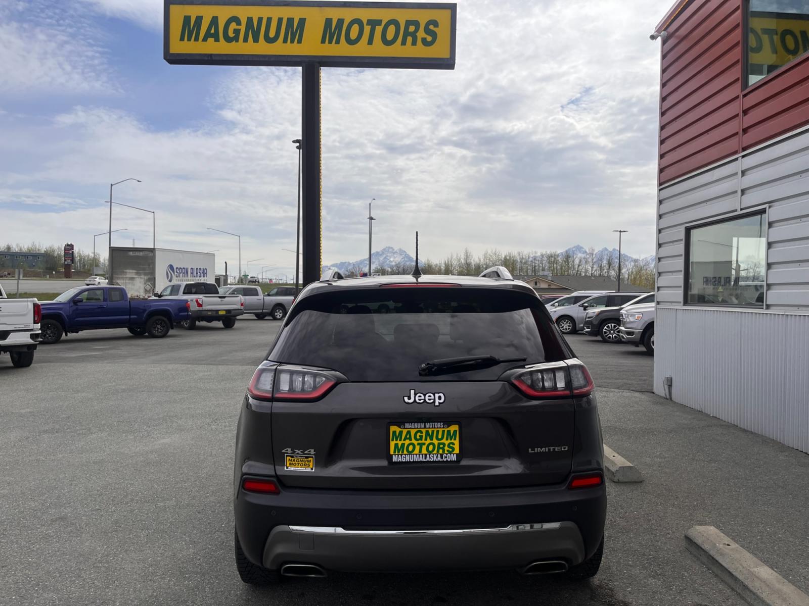 2019 Gray Jeep Cherokee Limited 4WD (1C4PJMDN1KD) with an 2.0L L4 DOHC 16V TURBO engine, 9A transmission, located at 1960 Industrial Drive, Wasilla, 99654, (907) 376-5555, 61.573475, -149.400146 - Photo #3