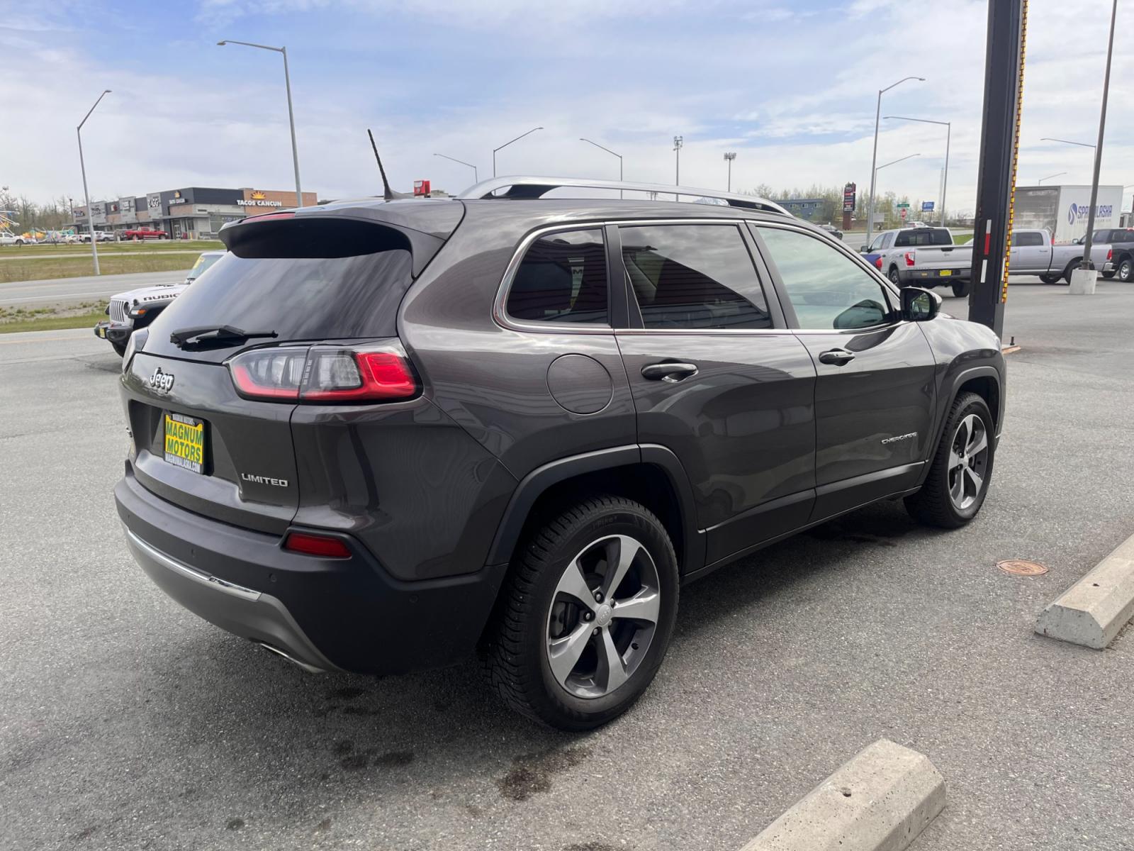2019 Gray Jeep Cherokee Limited 4WD (1C4PJMDN1KD) with an 2.0L L4 DOHC 16V TURBO engine, 9A transmission, located at 1960 Industrial Drive, Wasilla, 99654, (907) 376-5555, 61.573475, -149.400146 - Photo #4