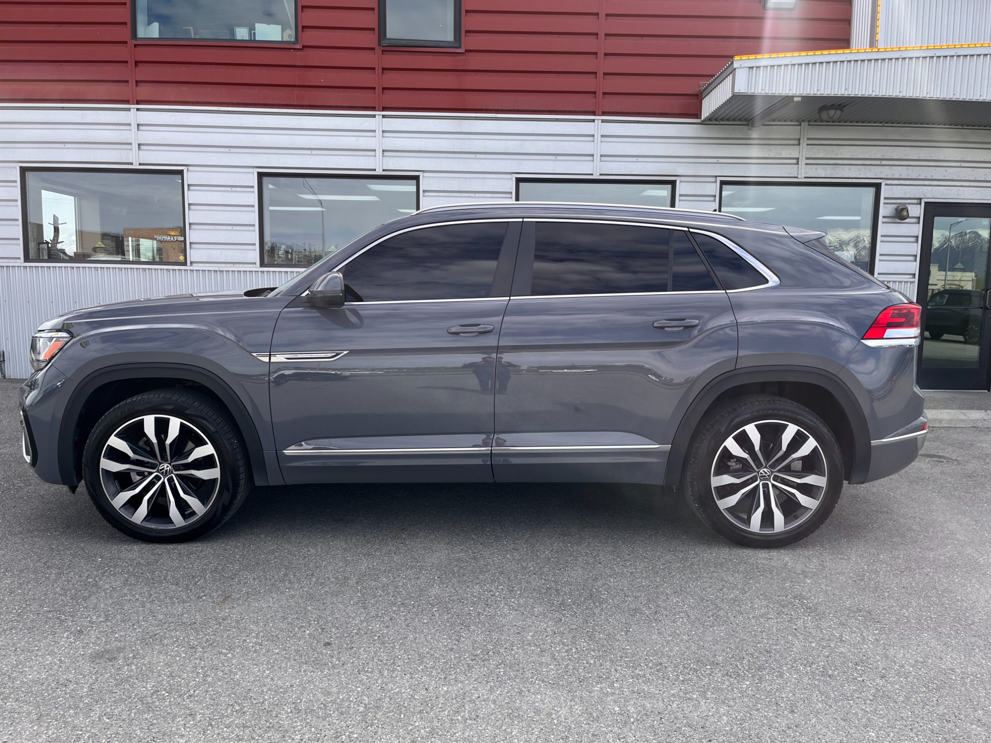 photo of 2021 Volkswagen Atlas Cross Sport V6 SEL R-Line