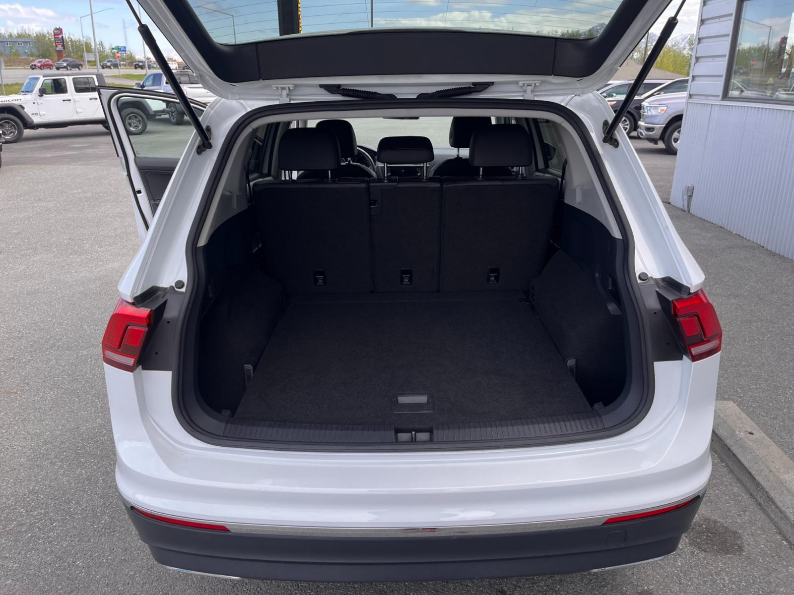 2020 Volkswagen Tiguan SE 4Motion AWD (3VV2B7AX8LM) with an 2.0L L4 DOHC 16V TURBO engine, 8A transmission, located at 1960 Industrial Drive, Wasilla, 99654, (907) 376-5555, 61.573475, -149.400146 - Photo #18