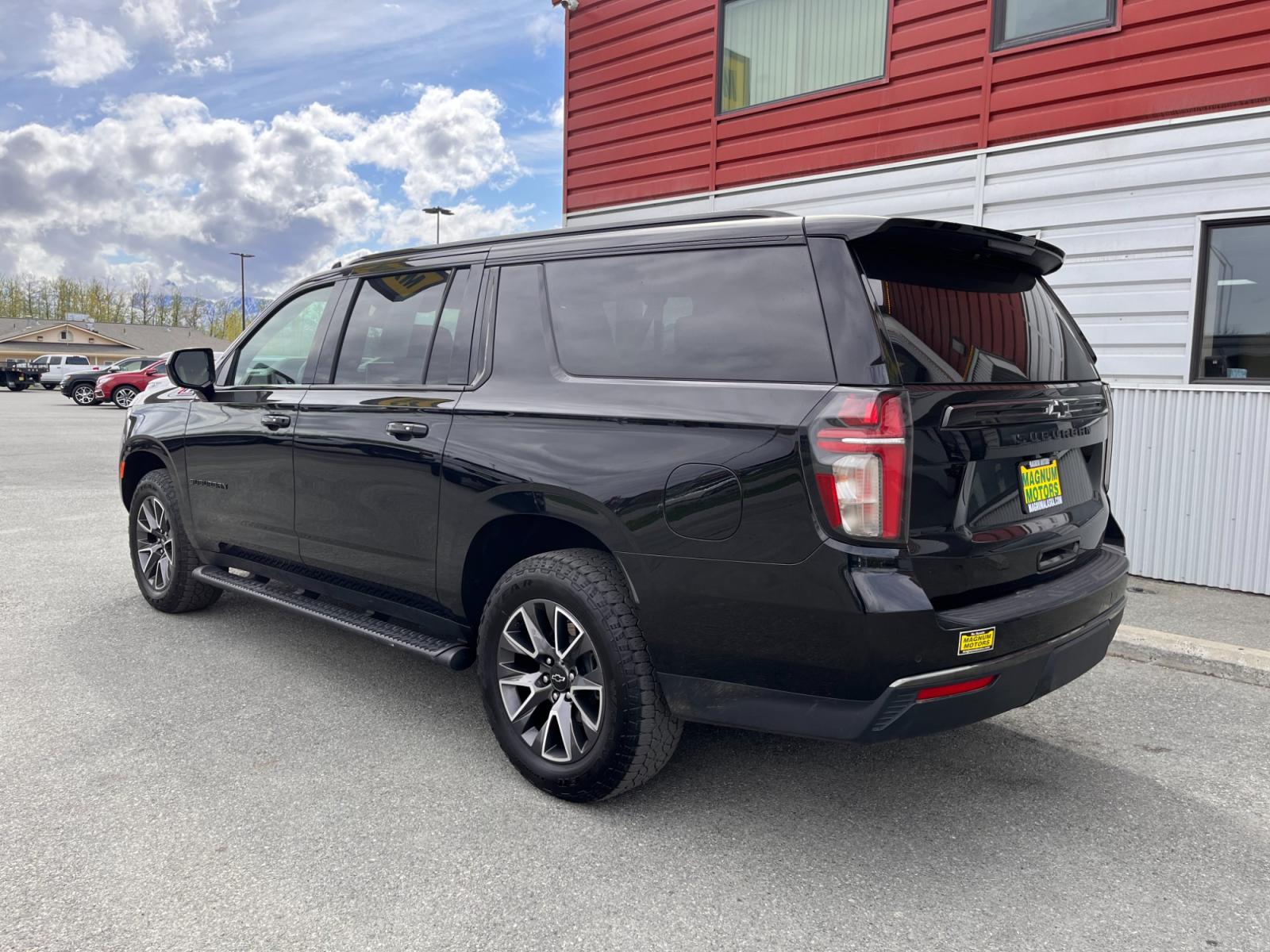 2022 /black leather Chevrolet Suburban Z71 (1GNSKDKD2NR) with an 5.3L V8 OHV 16V engine, 10A transmission, located at 1960 Industrial Drive, Wasilla, 99654, (907) 376-5555, 61.573475, -149.400146 - Photo #3