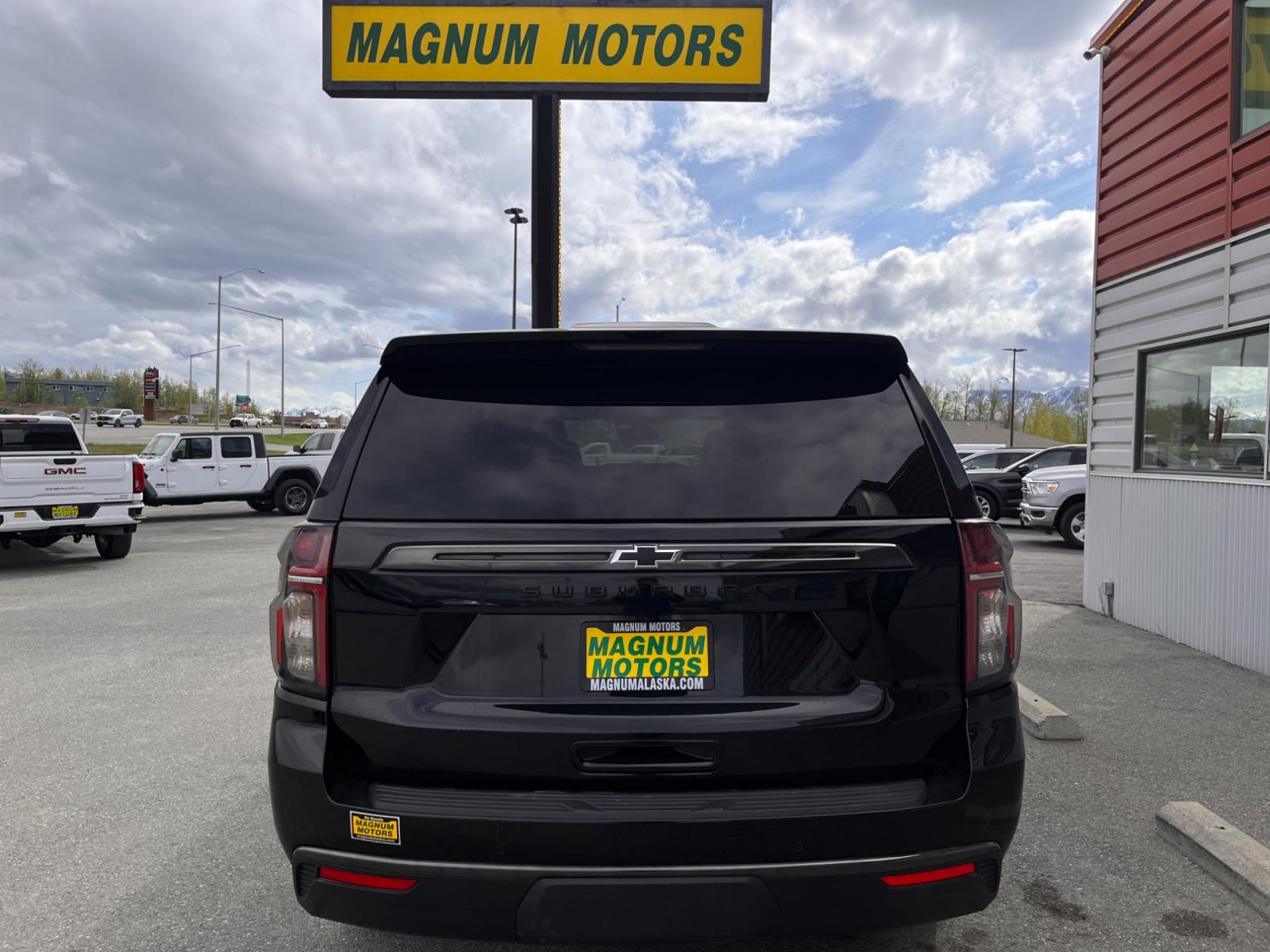 2022 /black leather Chevrolet Suburban Z71 (1GNSKDKD2NR) with an 5.3L V8 OHV 16V engine, 10A transmission, located at 1960 Industrial Drive, Wasilla, 99654, (907) 376-5555, 61.573475, -149.400146 - Photo #4