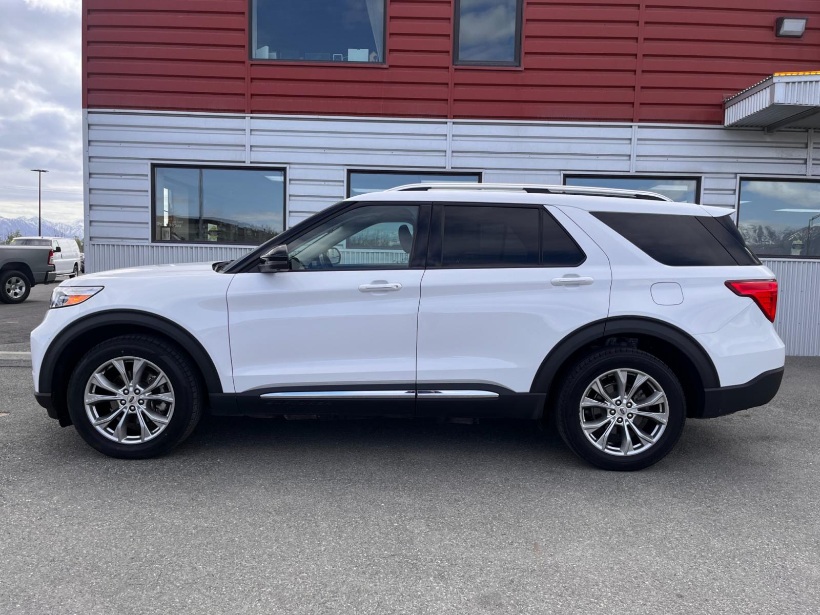 2021 White /white leather Ford Explorer Limited AWD (1FMSK8FH9MG) with an 2.3L L4 DOHC 16V engine, 10A transmission, located at 1960 Industrial Drive, Wasilla, 99654, (907) 376-5555, 61.573475, -149.400146 - Photo #2