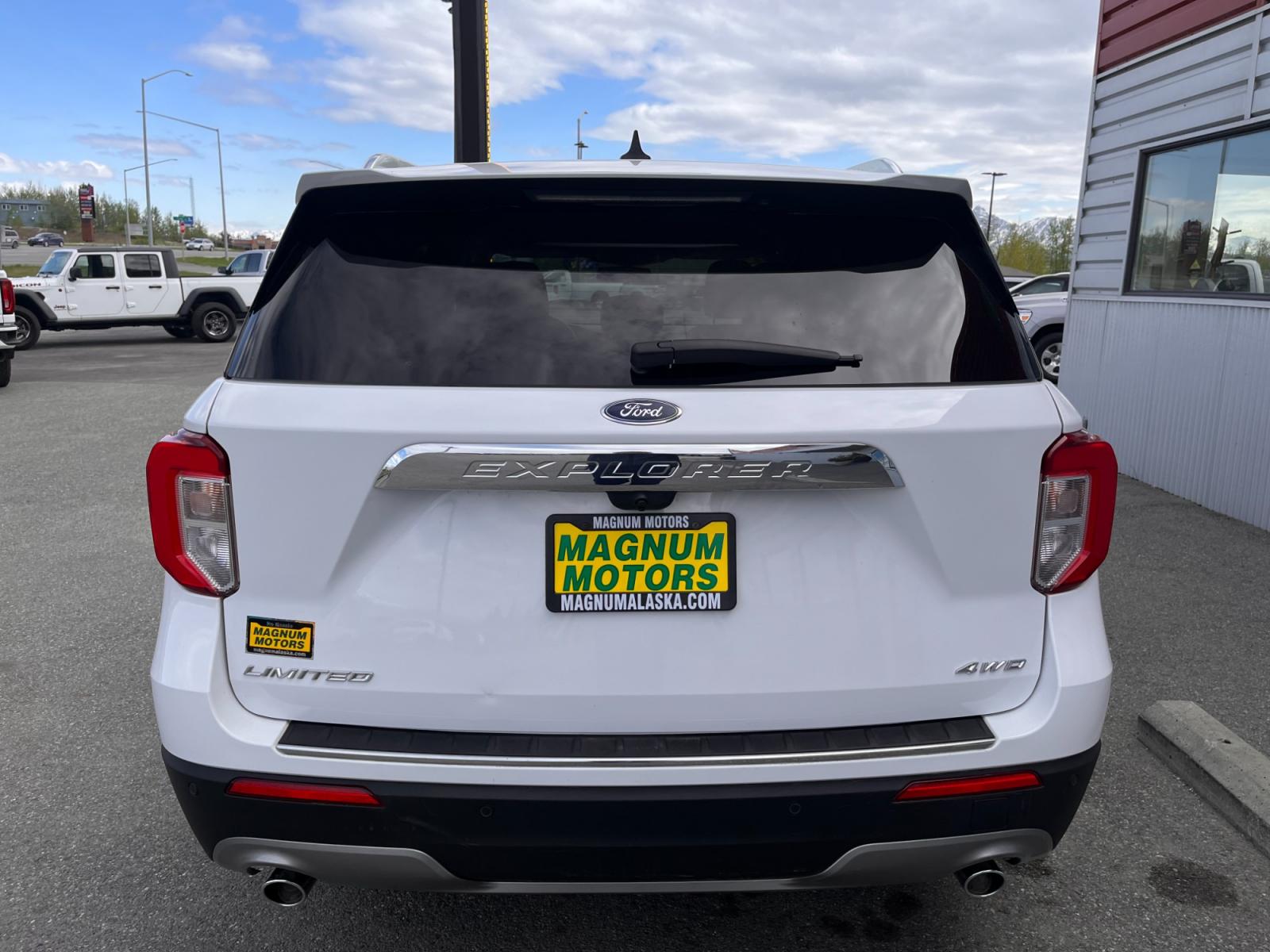 2021 White /white leather Ford Explorer Limited 4WD (1FMSK8FH9MG) with an 2.3L L4 DOHC 16V engine, 10A transmission, located at 44152 Sterling Highway, Soldotna, 99669, (907) 262-5555, 60.484917, -151.062408 - Photo #4