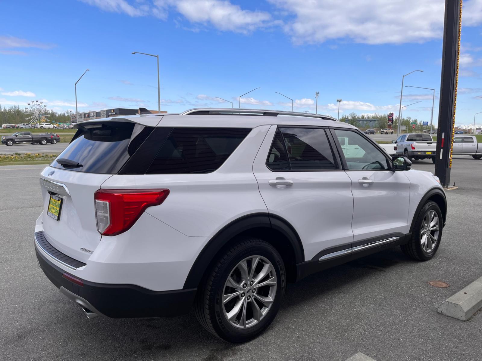 2021 White /white leather Ford Explorer Limited 4WD (1FMSK8FH9MG) with an 2.3L L4 DOHC 16V engine, 10A transmission, located at 44152 Sterling Highway, Soldotna, 99669, (907) 262-5555, 60.484917, -151.062408 - Photo #5