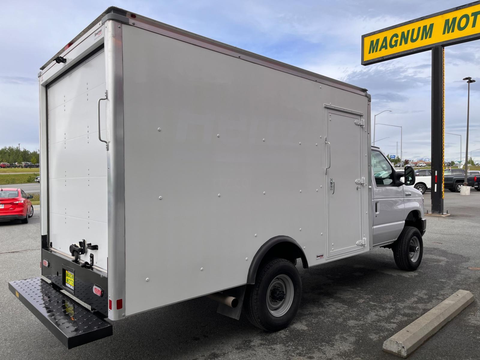 2022 White Ford Econoline E-350 Super Duty (1FDWE3FK9ND) with an 7.3LV8 OHV 16V engine, located at 44152 Sterling Highway, Soldotna, 99669, (907) 262-5555, 60.484917, -151.062408 - Photo #4