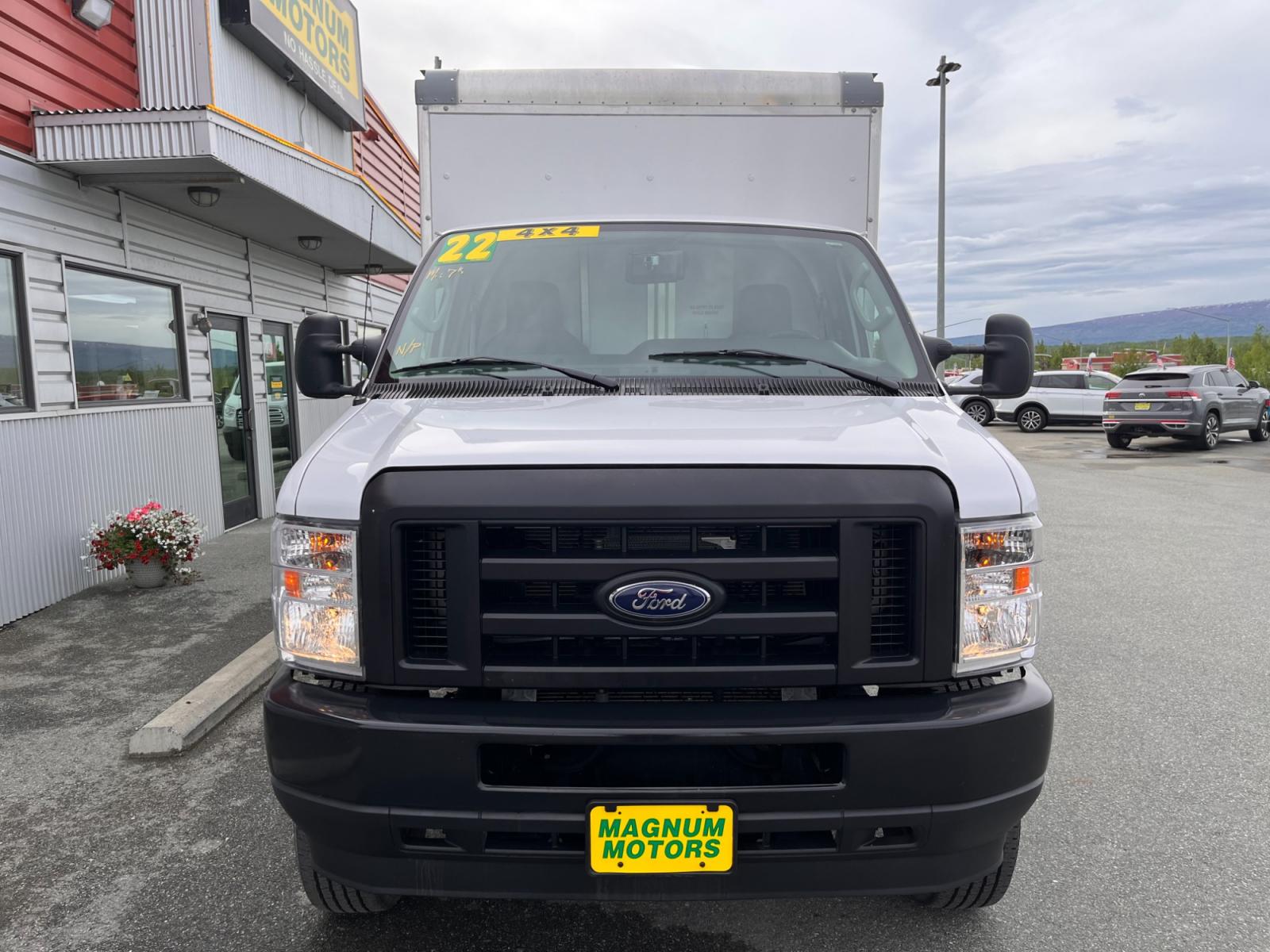 2022 White Ford Econoline E-350 Super Duty (1FDWE3FK9ND) with an 7.3LV8 OHV 16V engine, located at 44152 Sterling Highway, Soldotna, 99669, (907) 262-5555, 60.484917, -151.062408 - Photo #6