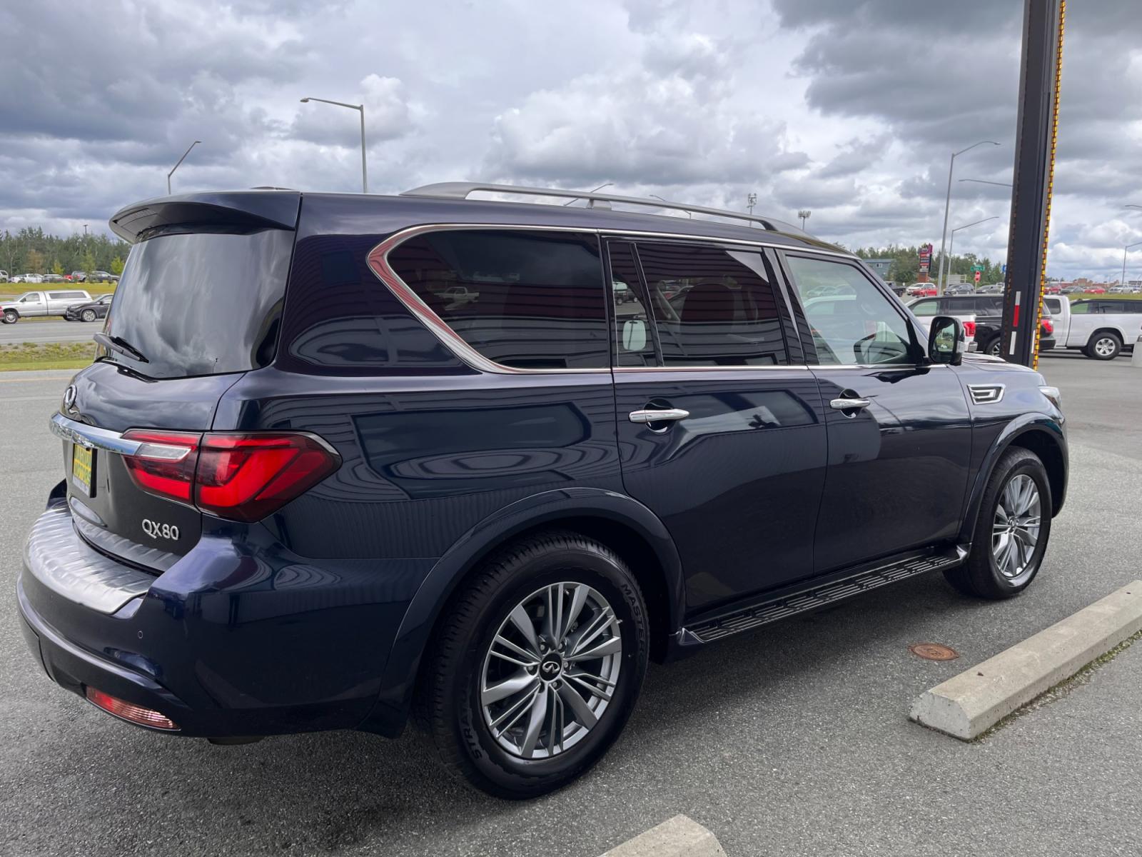 2021 Infiniti QX80 Luxe 4WD (JN8AZ2AE8M9) with an 5.6L V8 DOHC 32V engine, 7A transmission, located at 44152 Sterling Highway, Soldotna, 99669, (907) 262-5555, 60.484917, -151.062408 - Photo #5
