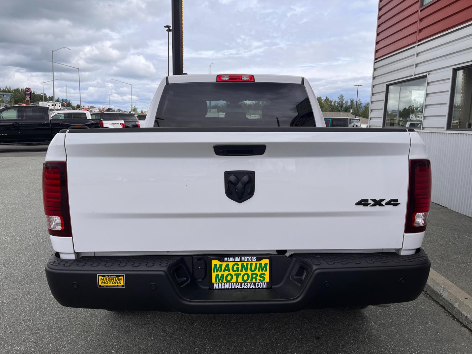 2022 RAM 1500 Classic Warlock Crew Cab SWB 4WD (1C6RR7LG2NS) with an 3.6L V6 DOHC 24V FFV engine, 8A transmission, located at 44152 Sterling Highway, Soldotna, 99669, (907) 262-5555, 60.484917, -151.062408 - Photo #4