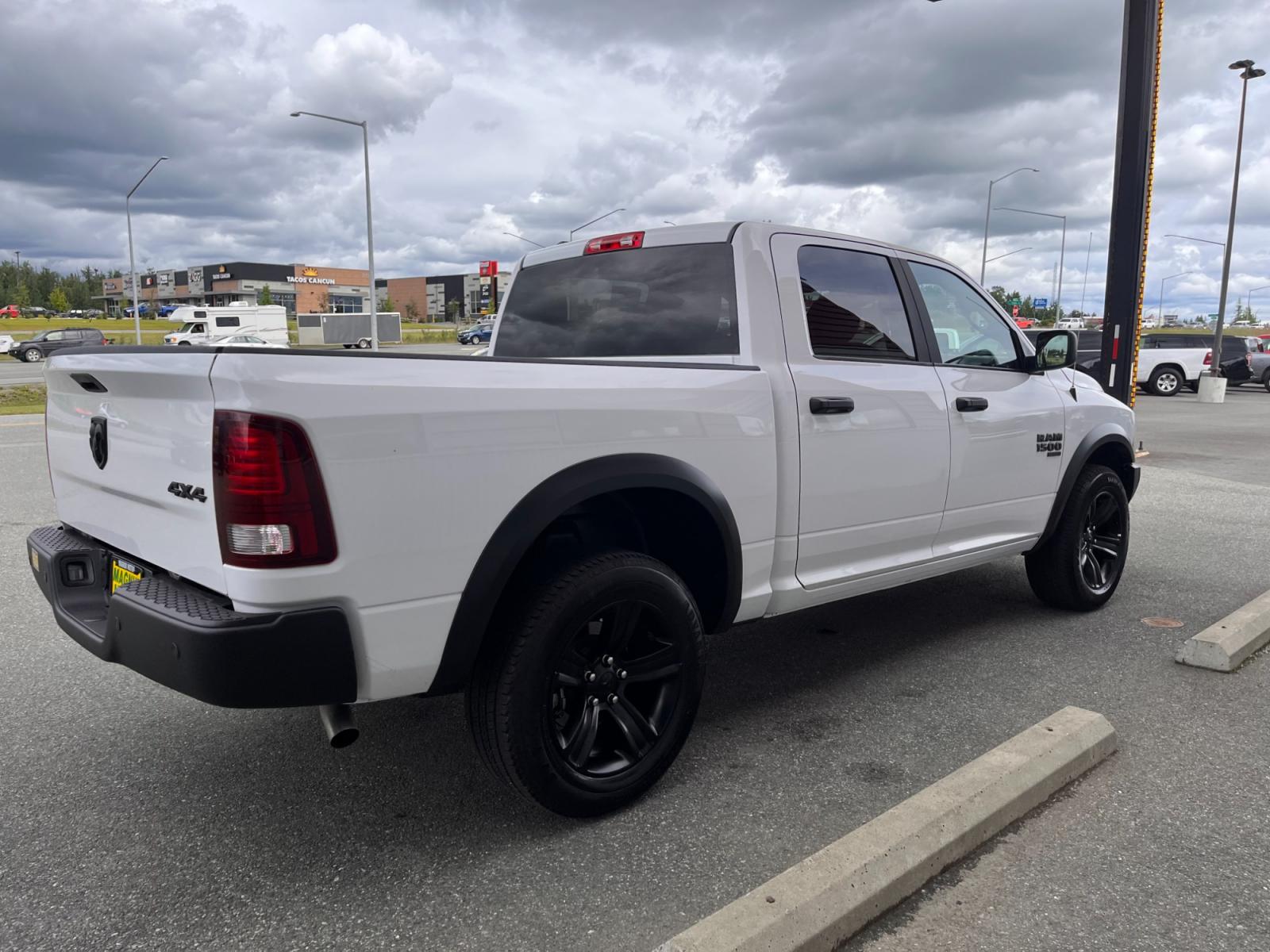 2022 RAM 1500 Classic Warlock Crew Cab SWB 4WD (1C6RR7LG2NS) with an 3.6L V6 DOHC 24V FFV engine, 8A transmission, located at 44152 Sterling Highway, Soldotna, 99669, (907) 262-5555, 60.484917, -151.062408 - Photo #5