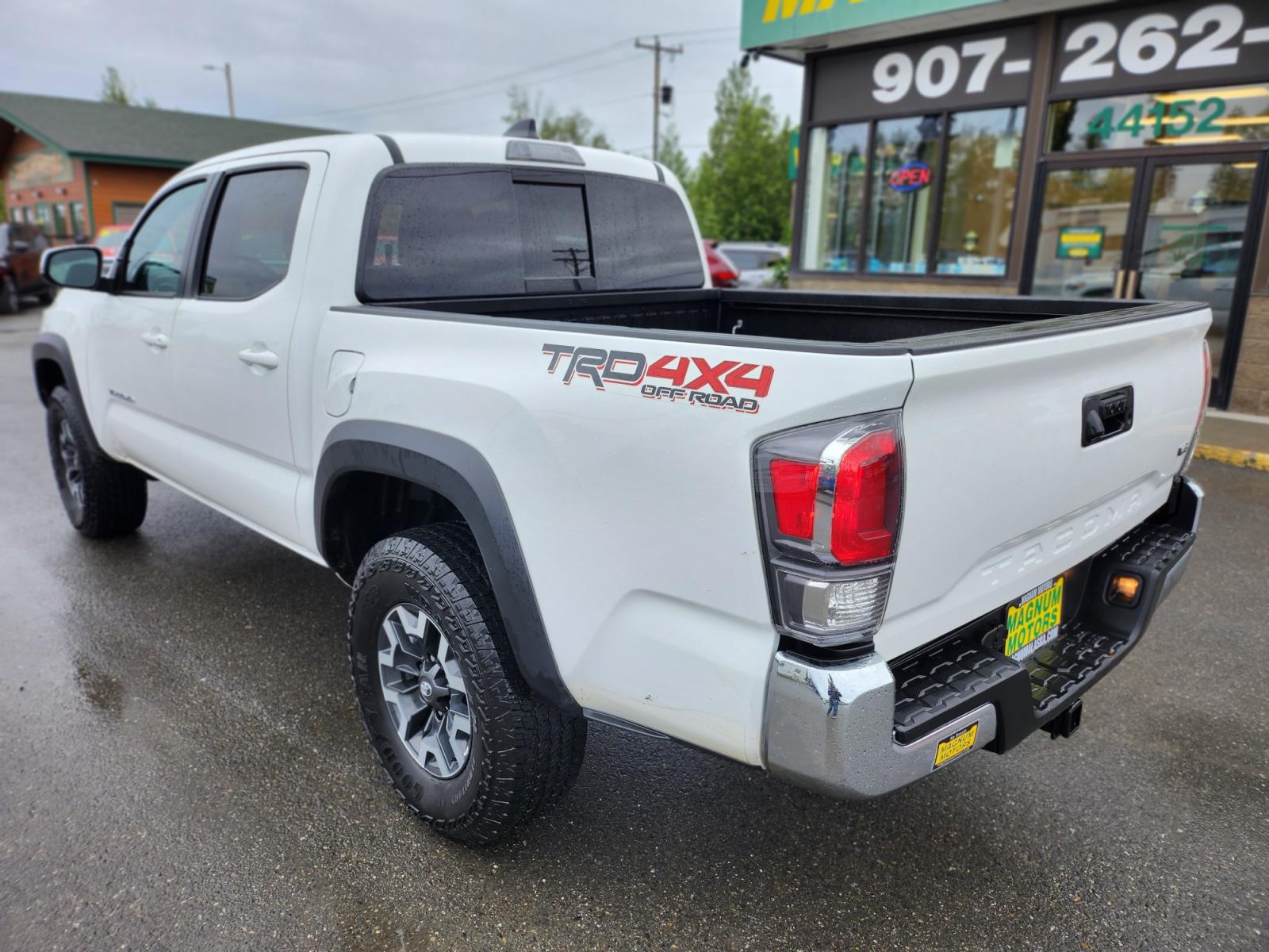 2022 White /GRAY/BLACK Toyota Tacoma SR5 Double Cab Long Bed V6 6AT 4WD (3TMCZ5AN2NM) with an 3.5L V6 DOHC 24V engine, 6A transmission, located at 44152 Sterling Highway, Soldotna, 99669, (907) 262-5555, 60.484917, -151.062408 - Photo #5