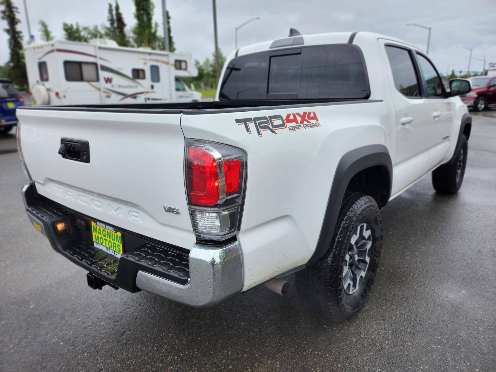2022 White /GRAY/BLACK Toyota Tacoma SR5 Double Cab Long Bed V6 6AT 4WD (3TMCZ5AN2NM) with an 3.5L V6 DOHC 24V engine, 6A transmission, located at 44152 Sterling Highway, Soldotna, 99669, (907) 262-5555, 60.484917, -151.062408 - Photo #7