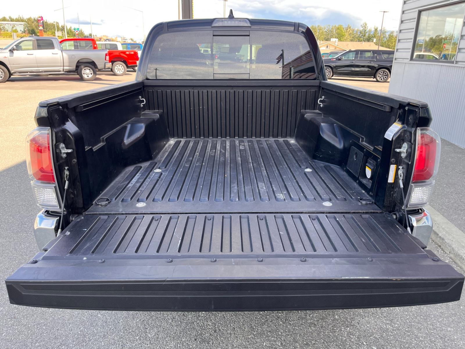2022 Toyota Tacoma Double Cab Long Bed V6 6AT 4WD (3TMCZ5AN1NM) with an 3.5L V6 DOHC 24V engine, 6A transmission, located at 44152 Sterling Highway, Soldotna, 99669, (907) 262-5555, 60.484917, -151.062408 - Photo #12