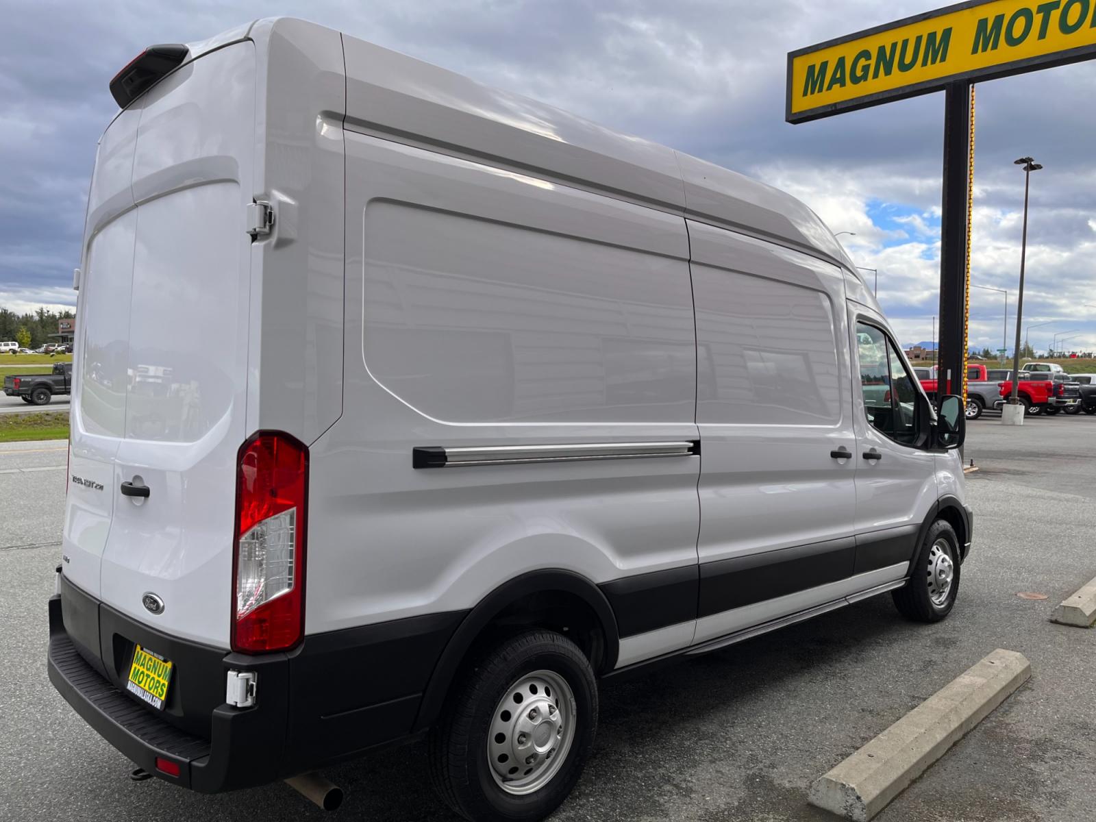 2022 White /Black Ford Transit 250 Van High Roof w/Sliding Pass. 148-in. WB (1FTBR2X80NK) with an 3.5L V6 DOHC 24V engine, 6A transmission, located at 1960 Industrial Drive, Wasilla, 99654, (907) 376-5555, 61.573475, -149.400146 - AWD - Photo #4