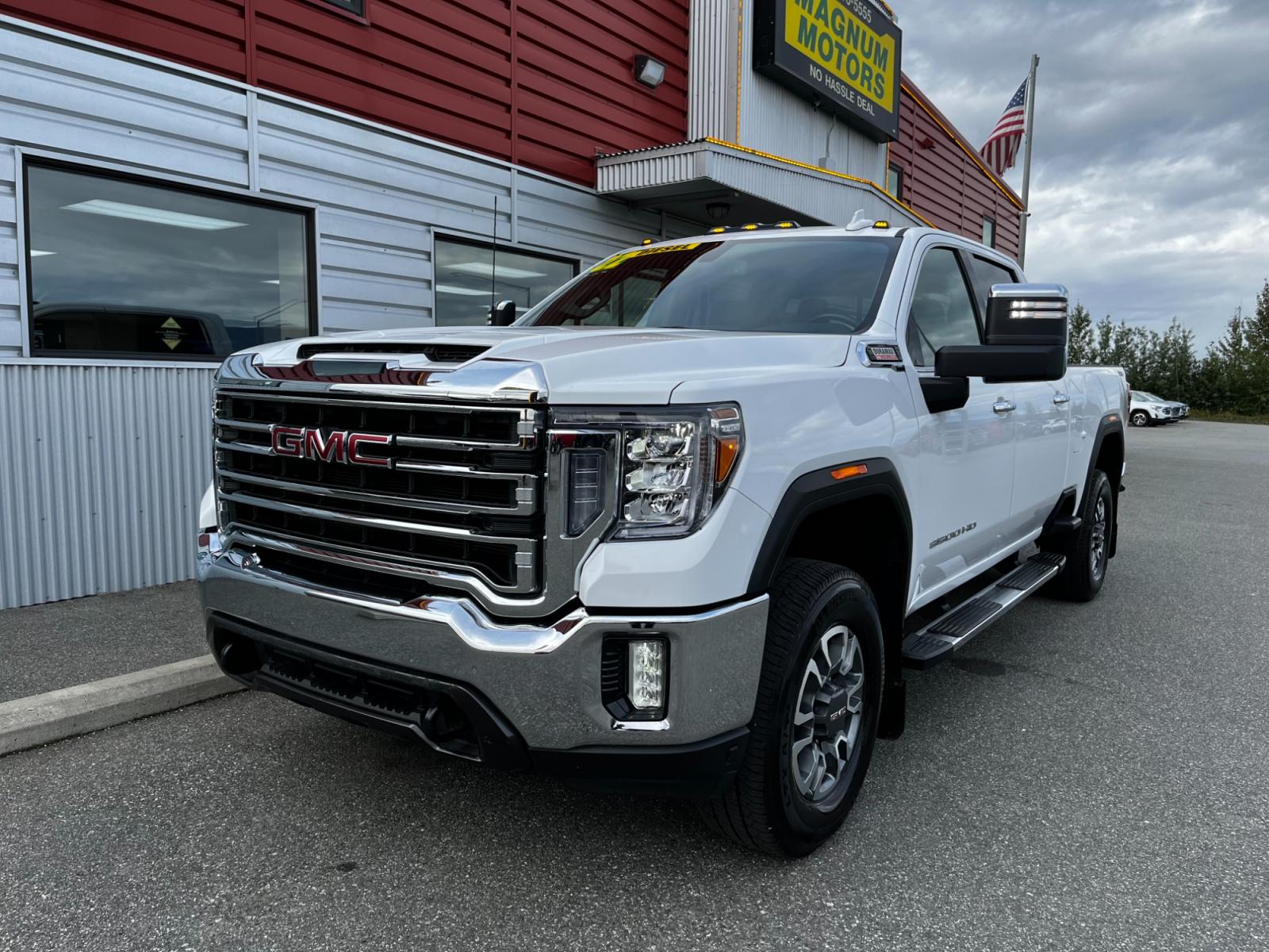 2022 White /Black leather GMC Sierra 3500HD SLT Crew Cab 4WD (1GT49UEY0NF) with an 6.6L V8 OHV 16 DIESEL engine, 6A transmission, located at 1960 Industrial Drive, Wasilla, 99654, (907) 376-5555, 61.573475, -149.400146 - Photo #0